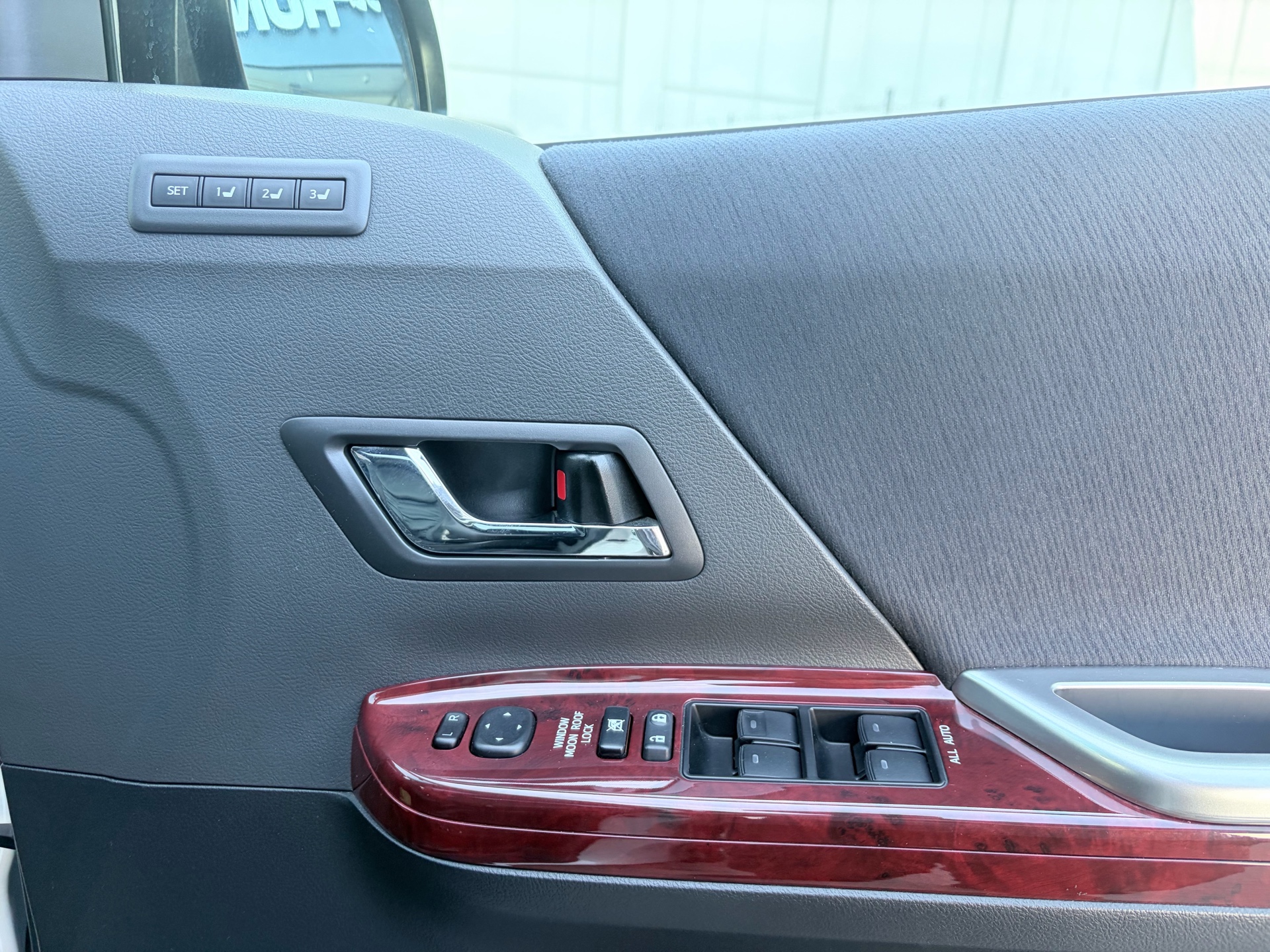 Vehicle photo 12