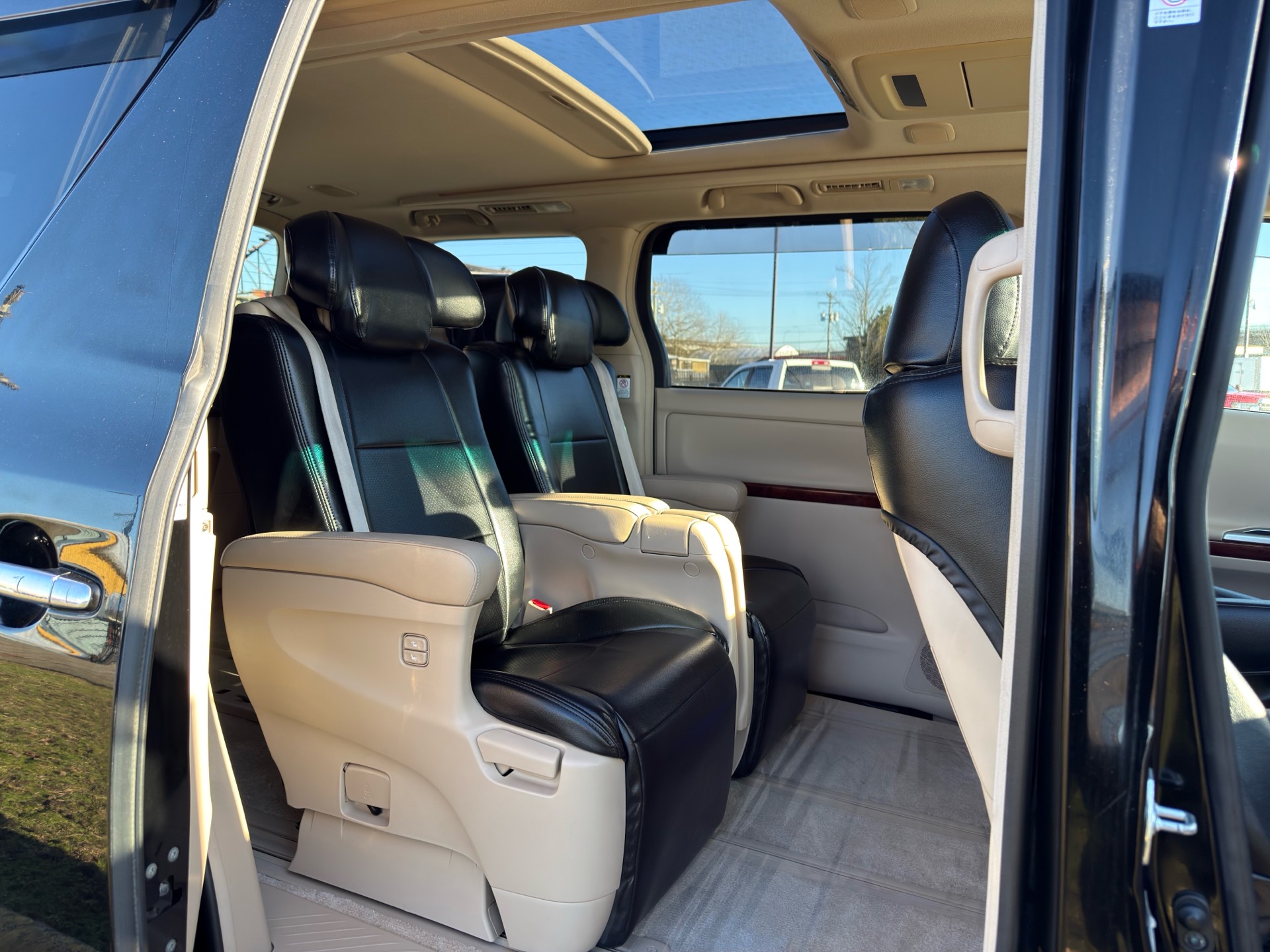 Vehicle photo 14