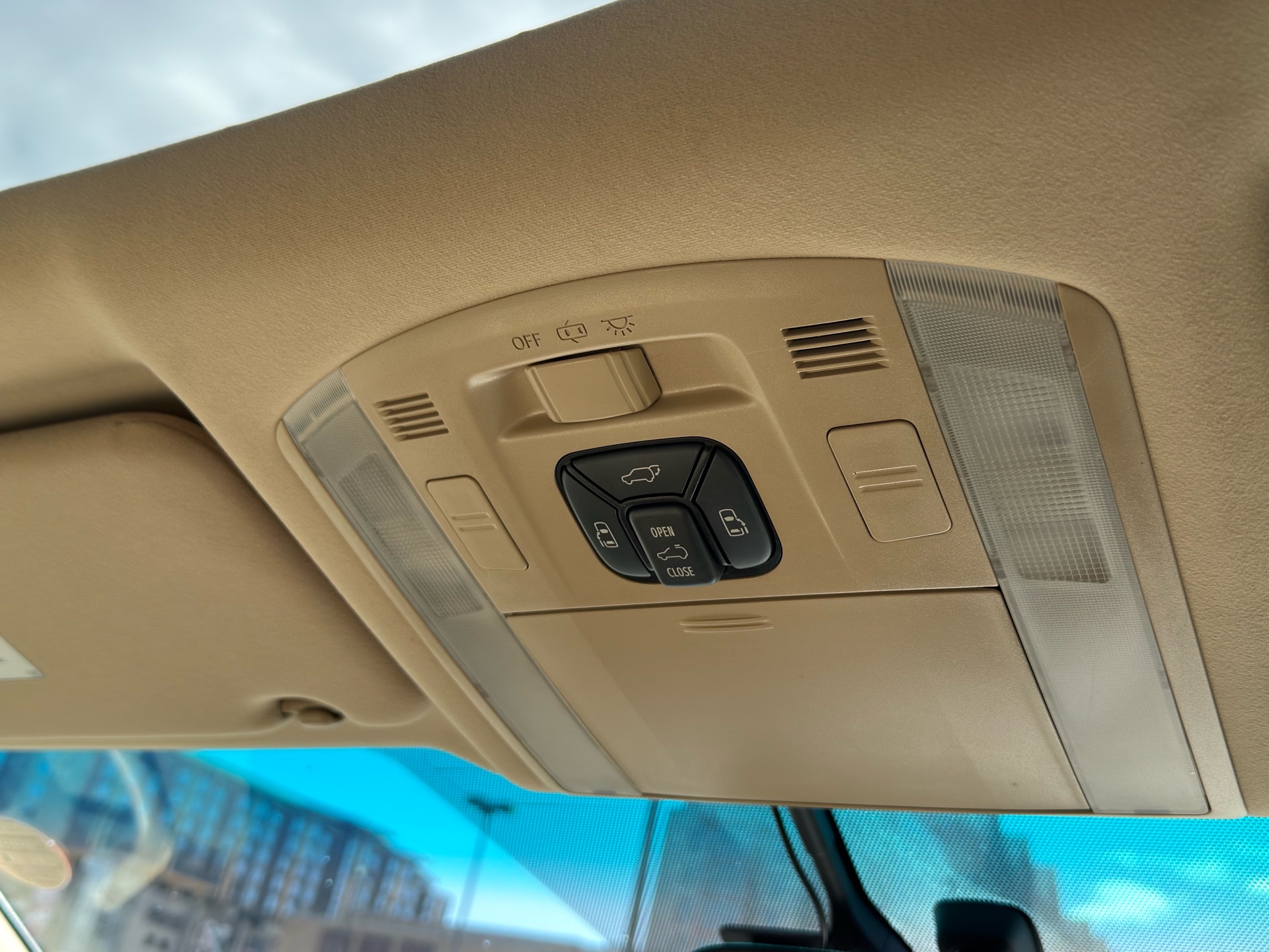 Vehicle photo 10
