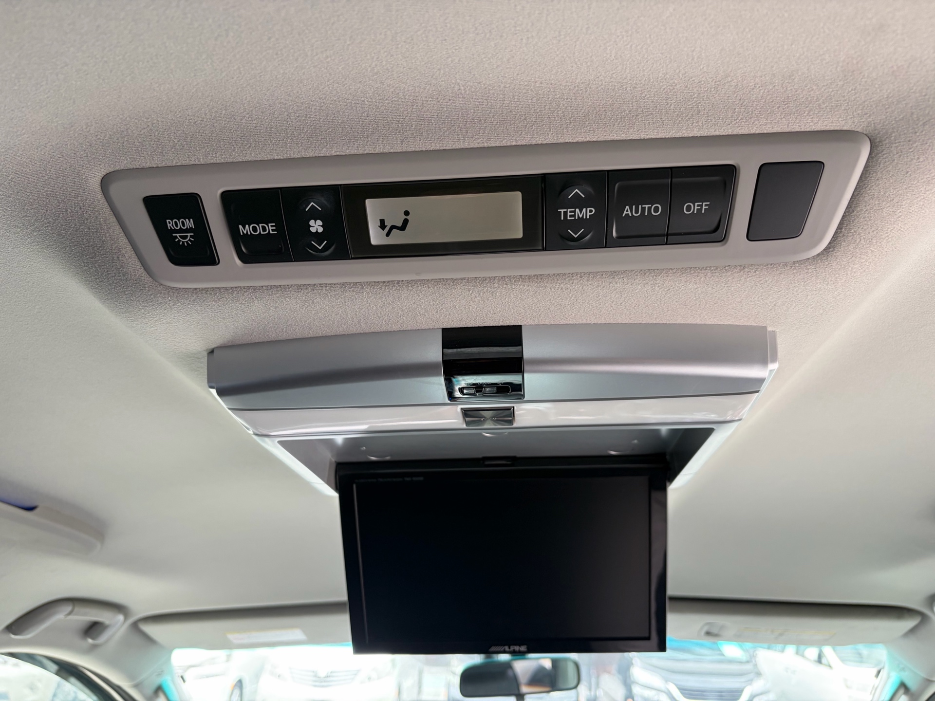 Vehicle photo 13