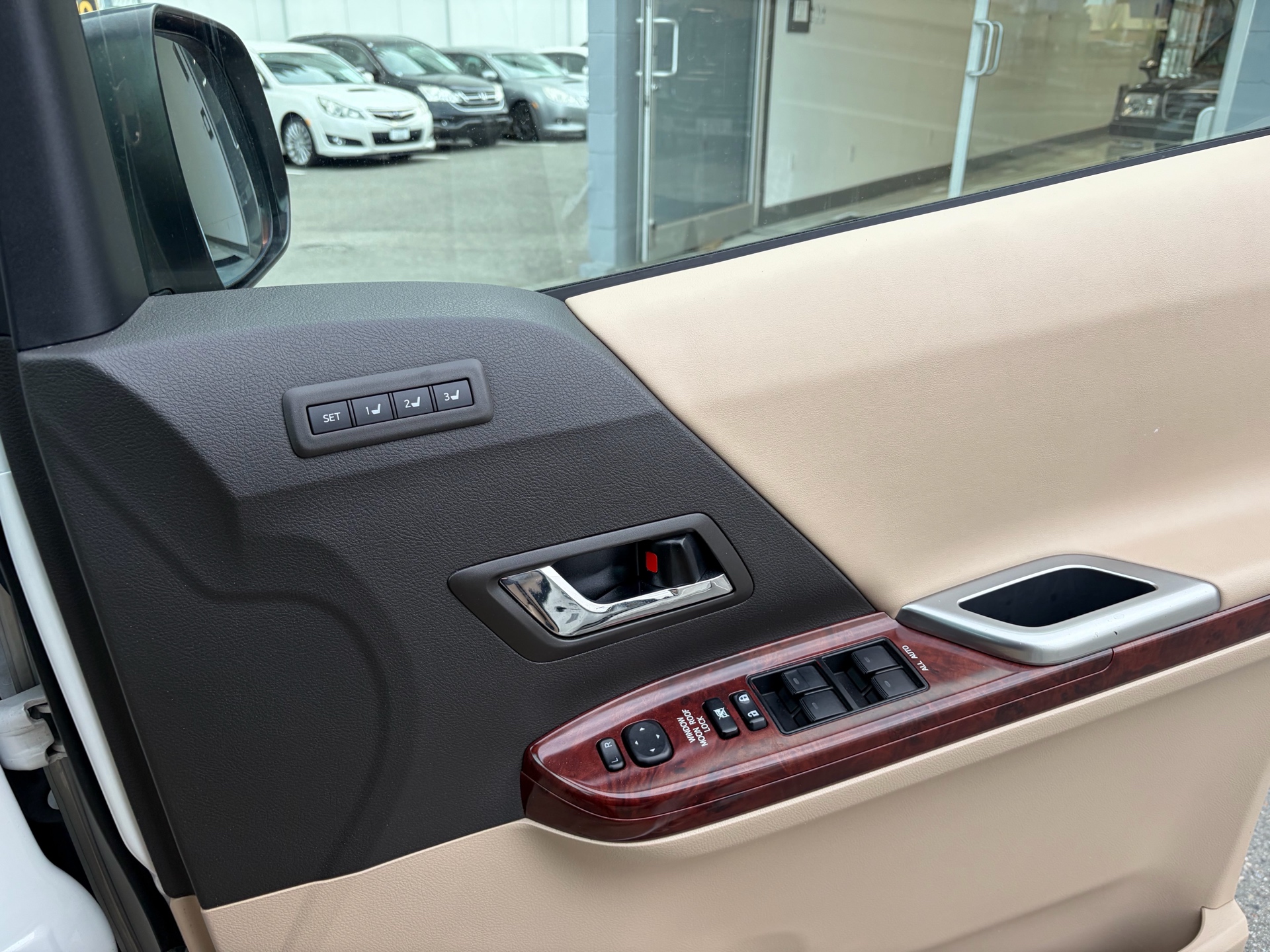 Vehicle photo 13