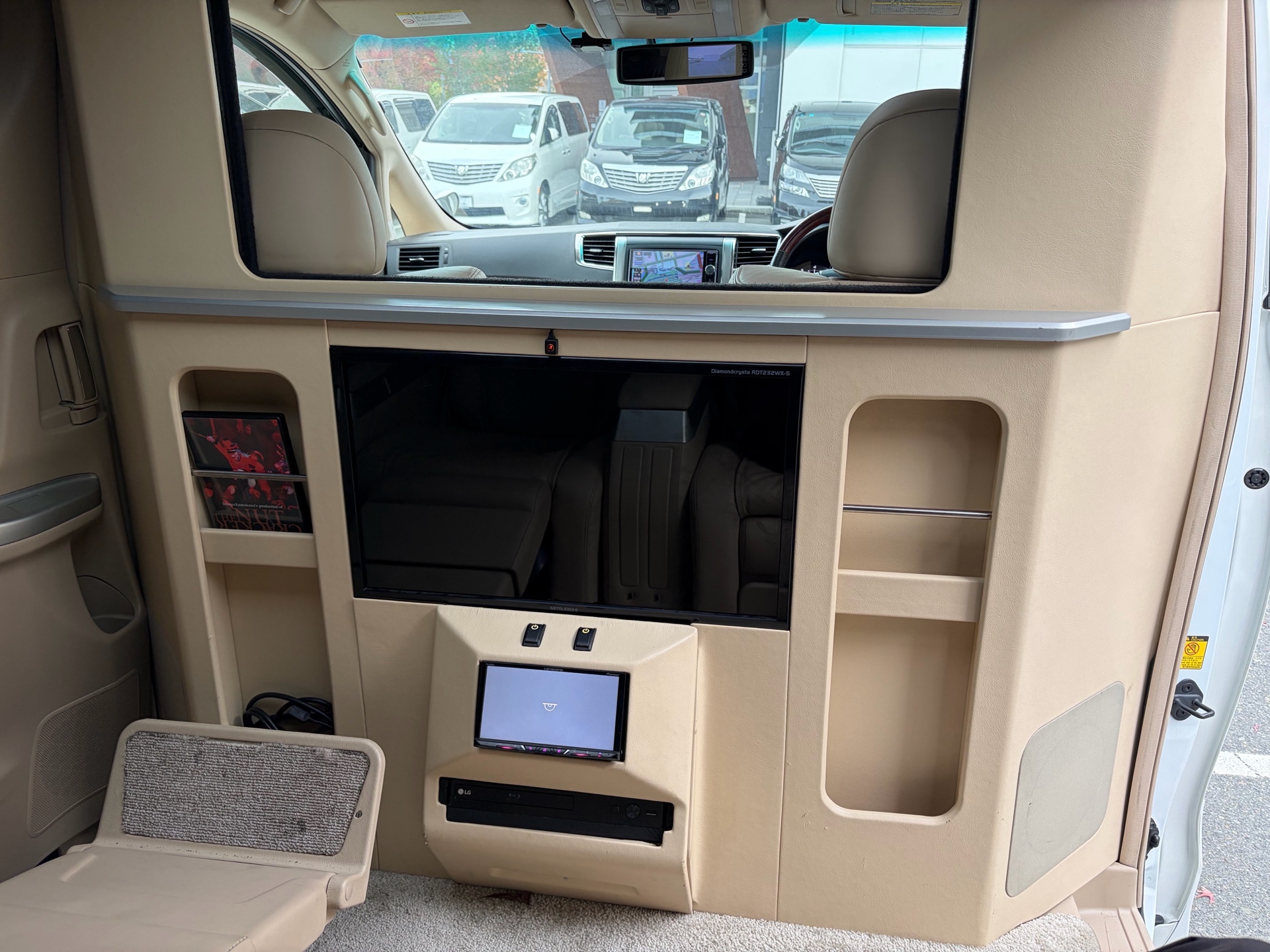 Vehicle photo 19