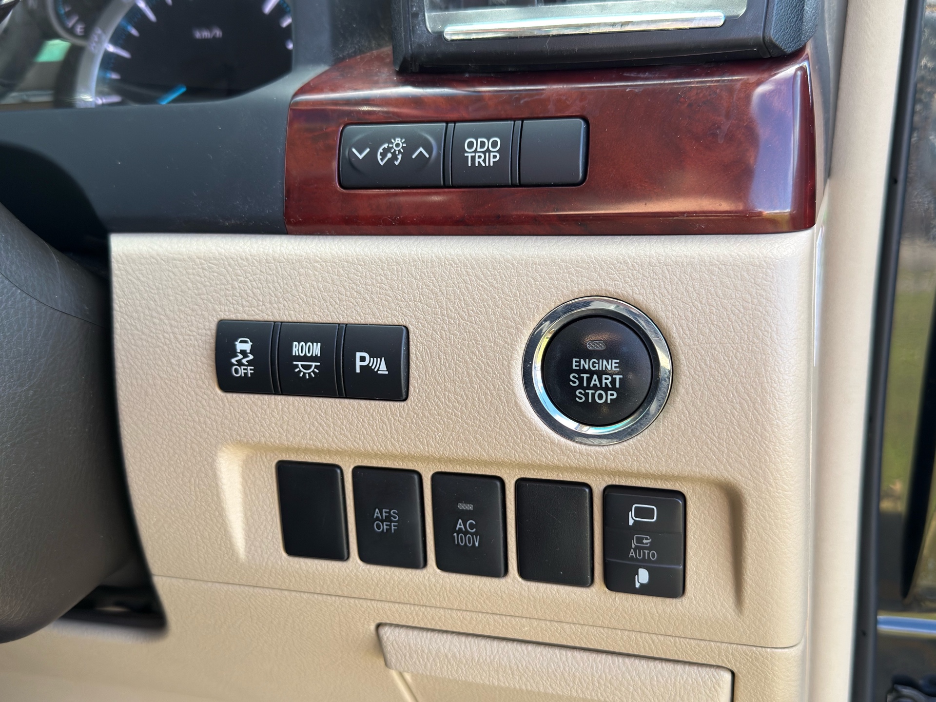 Vehicle photo 12