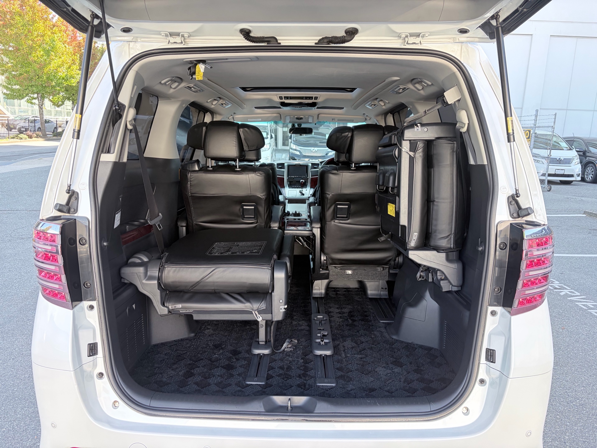 Vehicle photo 19