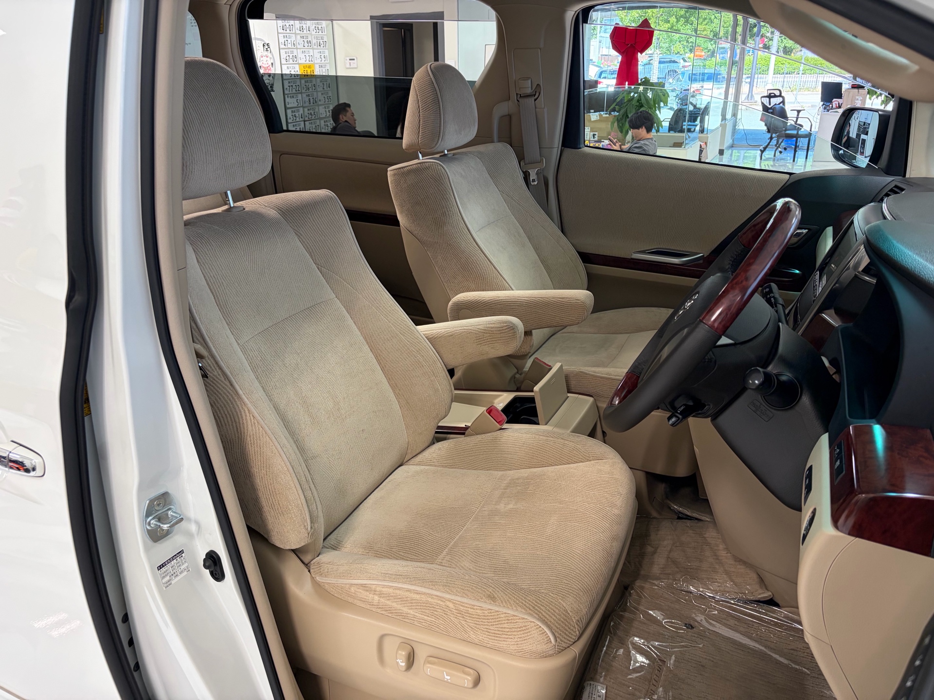 Vehicle photo 6
