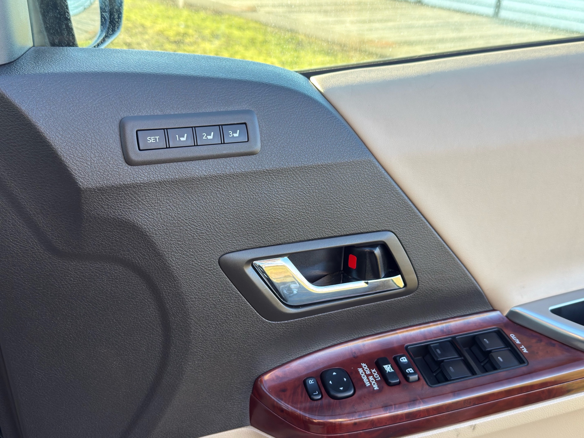 Vehicle photo 12