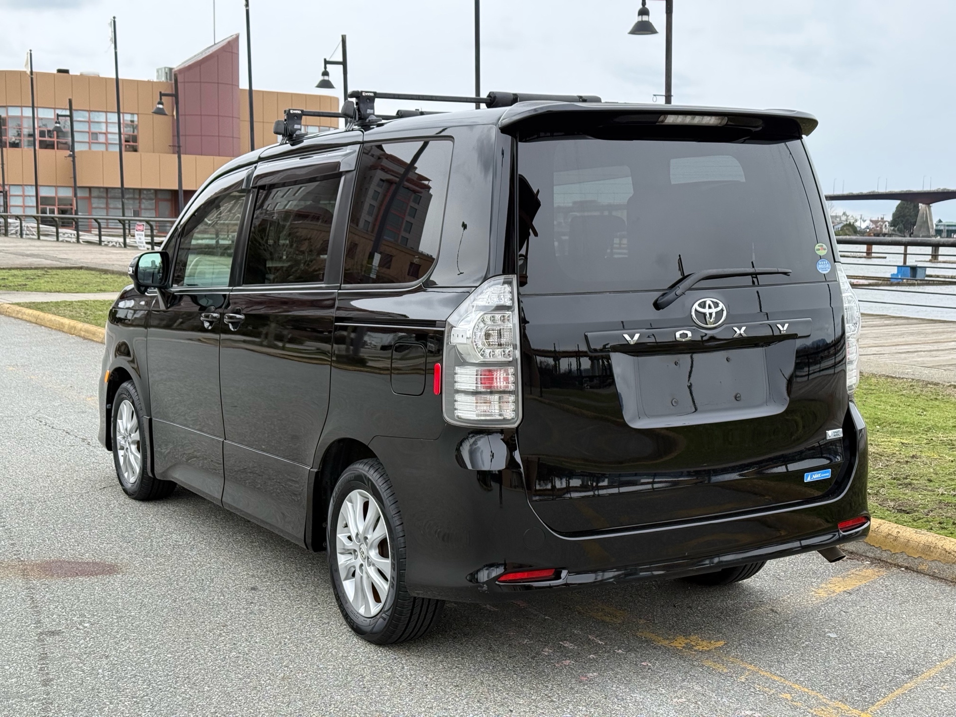 Vehicle photo 4