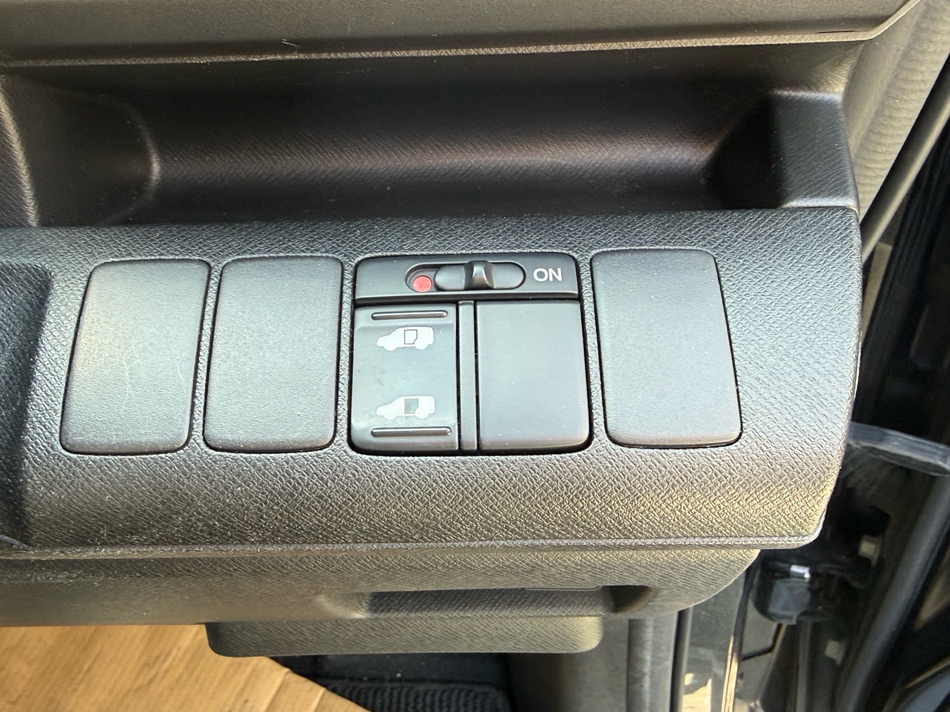 Vehicle photo 9