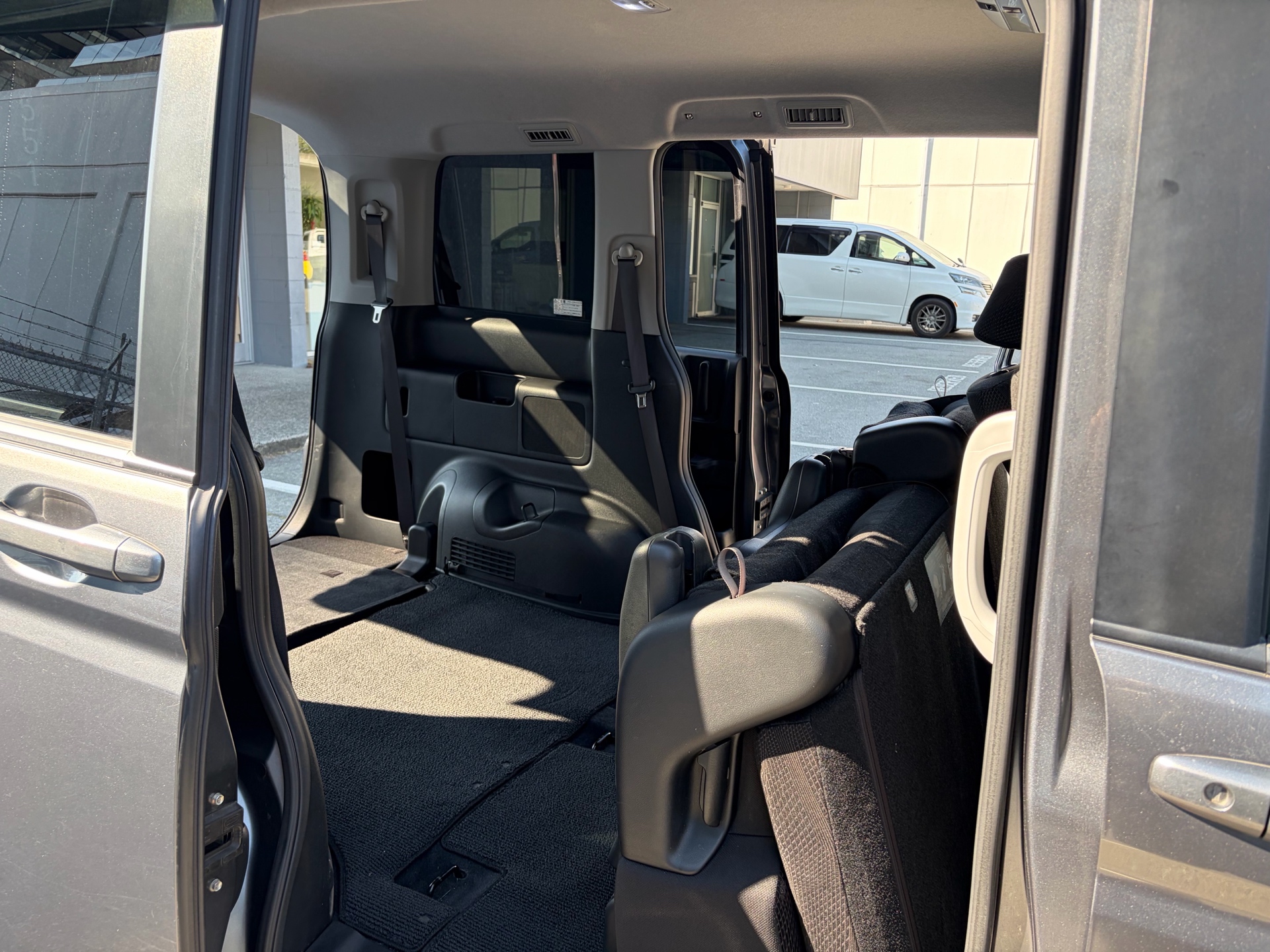 Vehicle photo 17