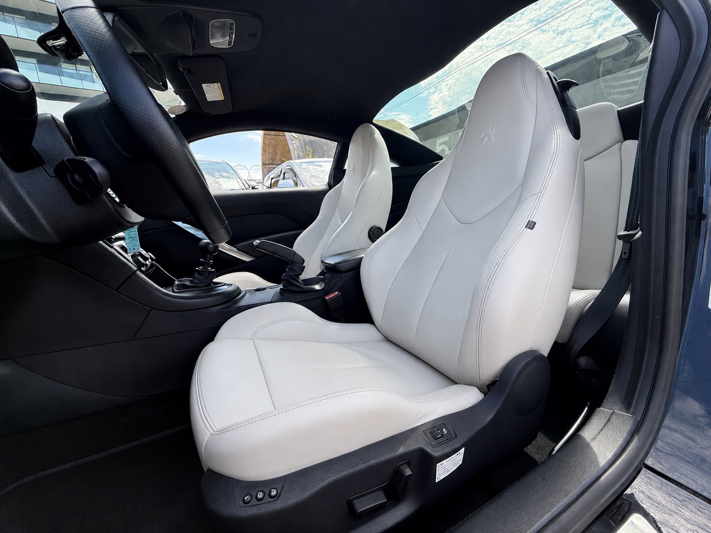 Vehicle photo 13