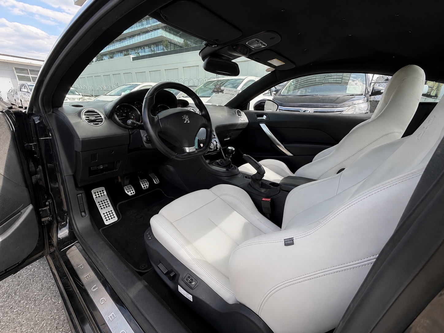 Vehicle photo 14