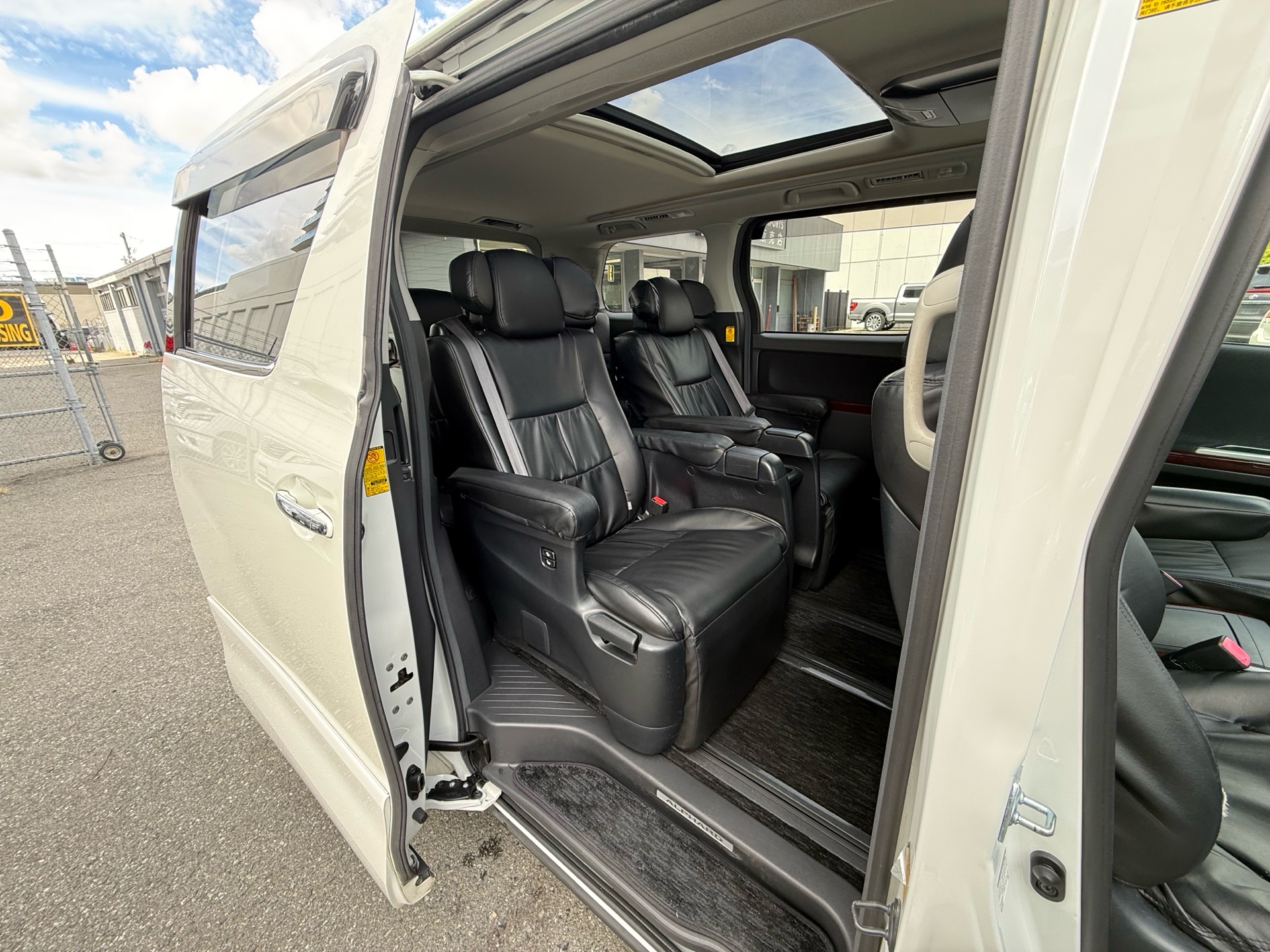 Vehicle photo 14