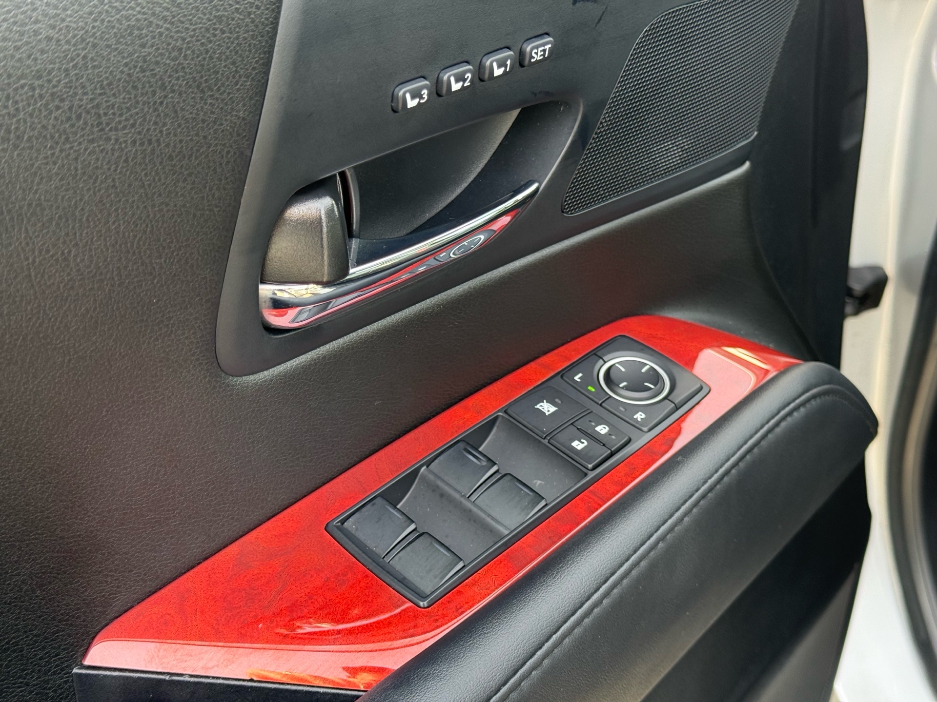Vehicle photo 8