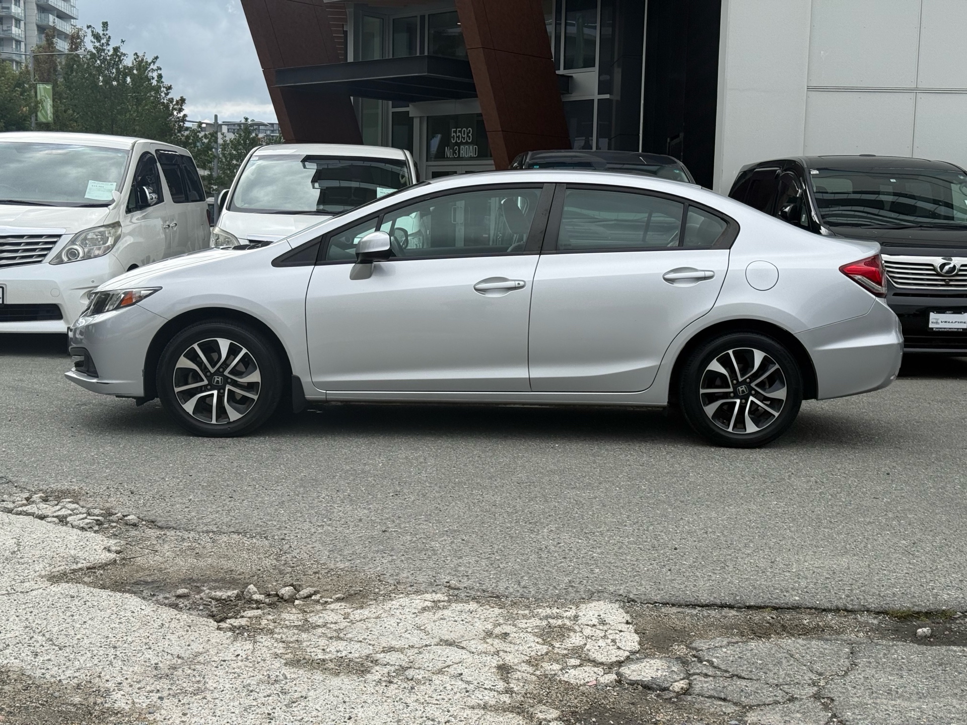 Vehicle photo 4