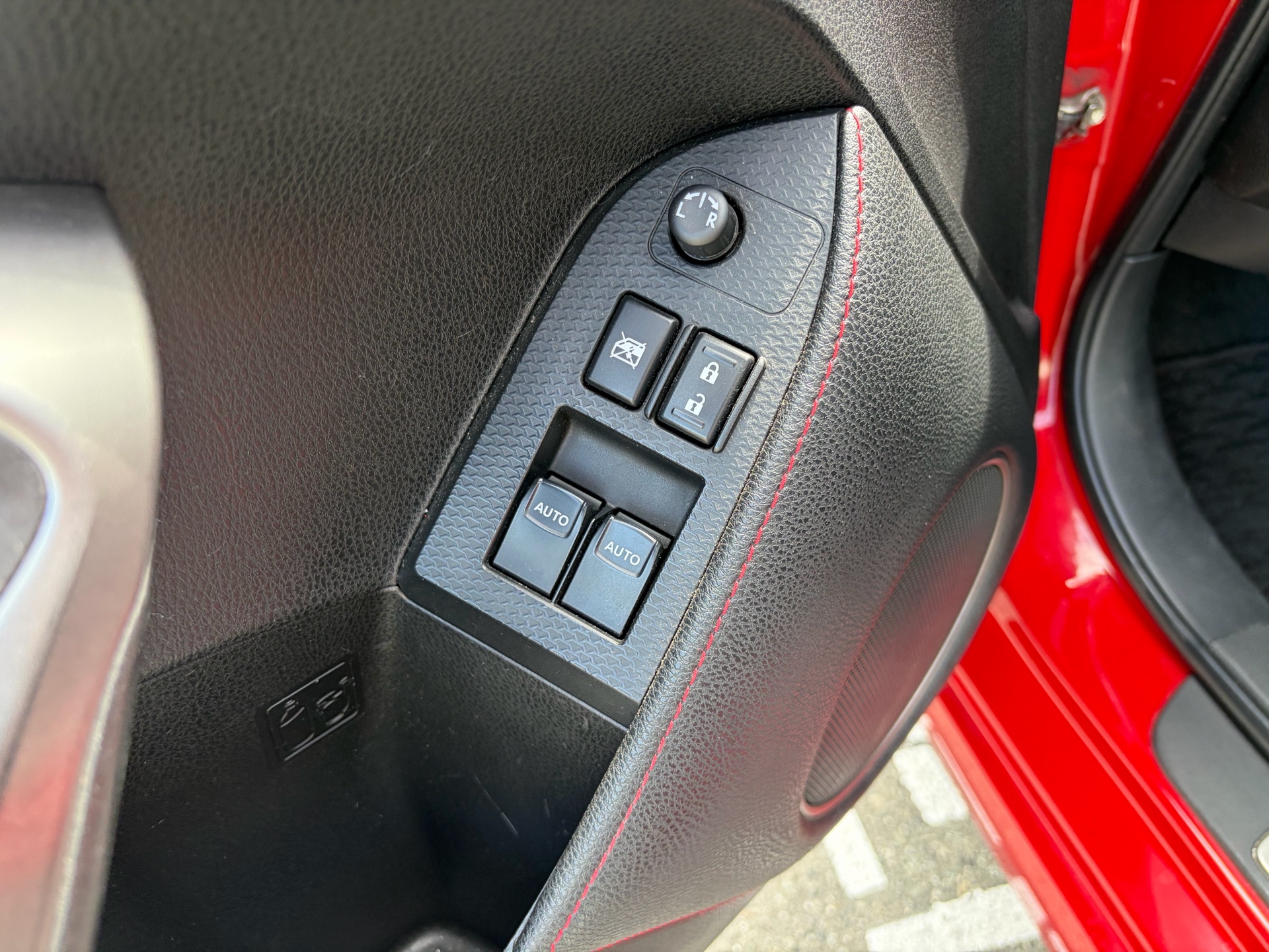 Vehicle photo 9