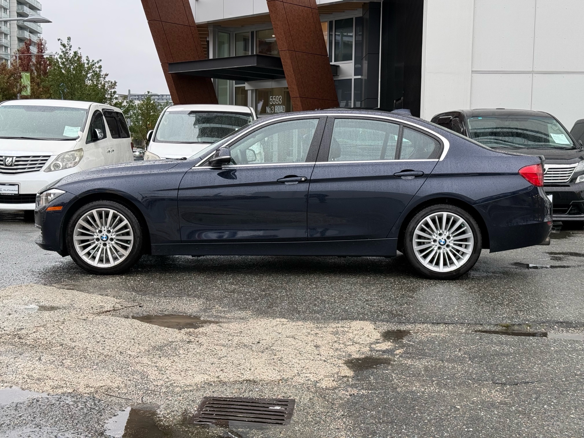 Vehicle photo 3