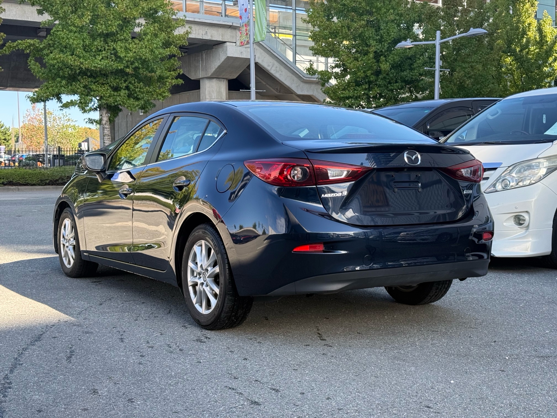 Vehicle photo 3