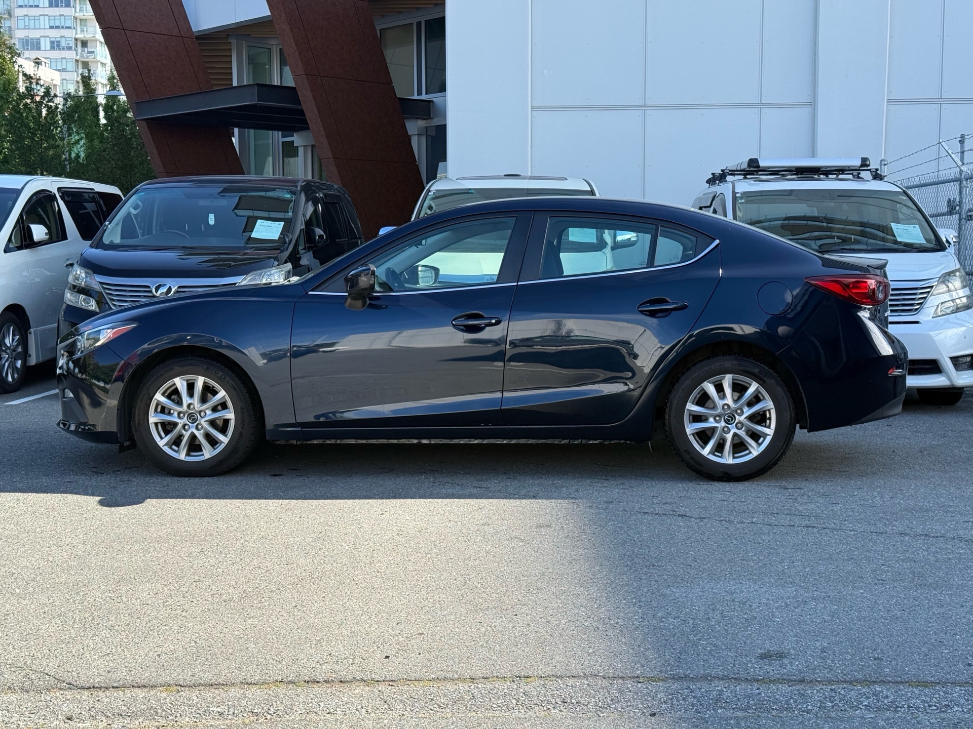 Vehicle photo 4