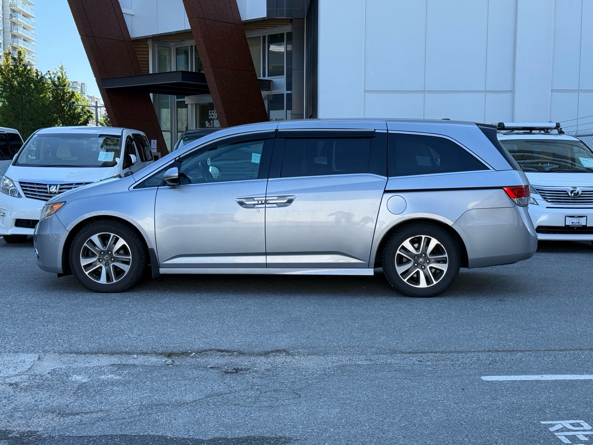 Vehicle photo 2