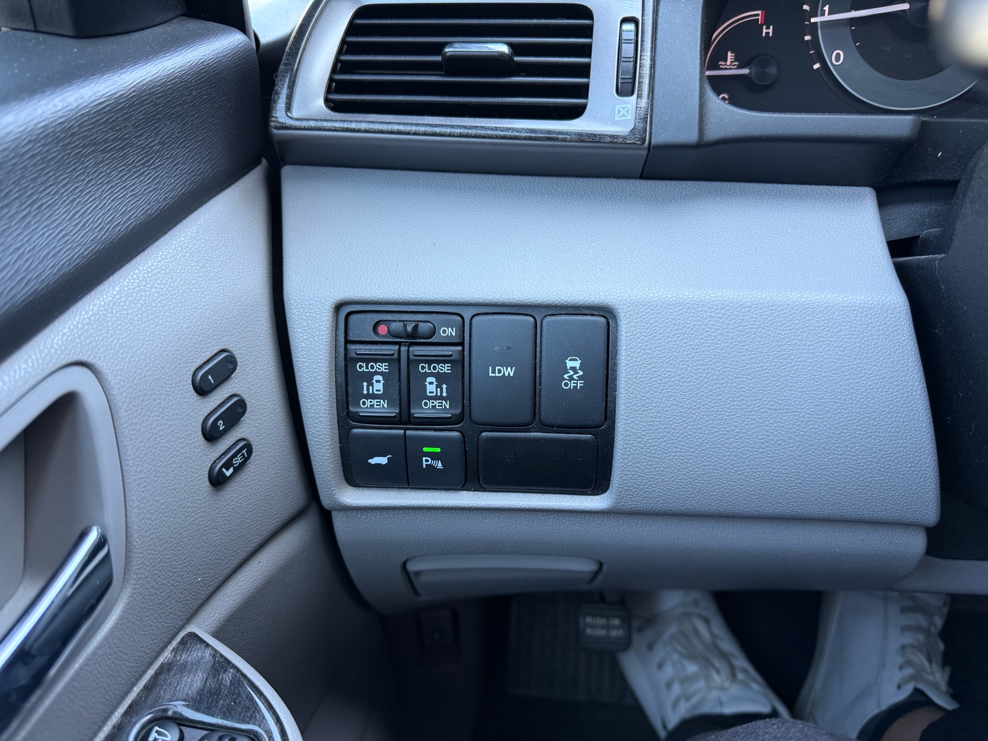 Vehicle photo 6