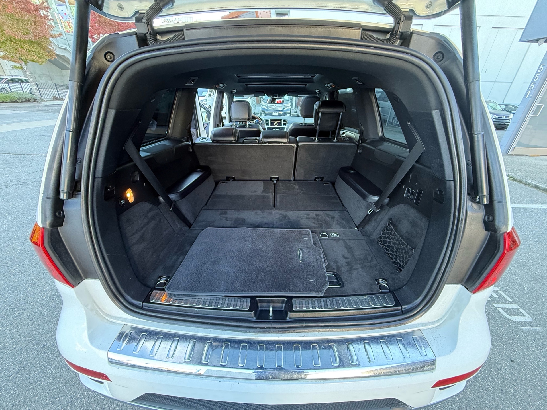 Vehicle photo 17