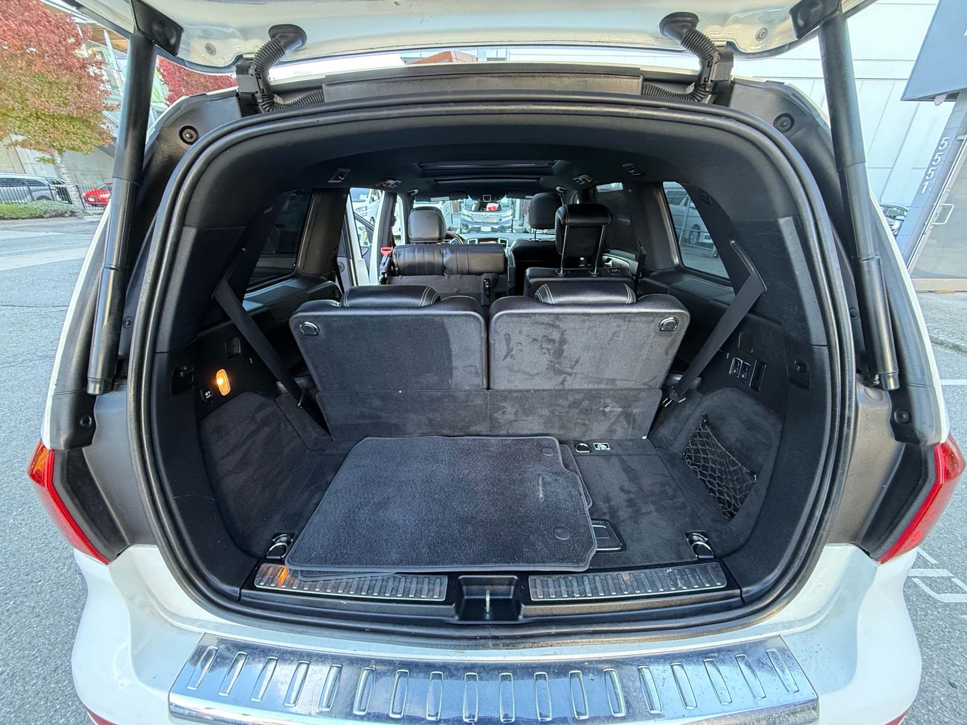 Vehicle photo 16