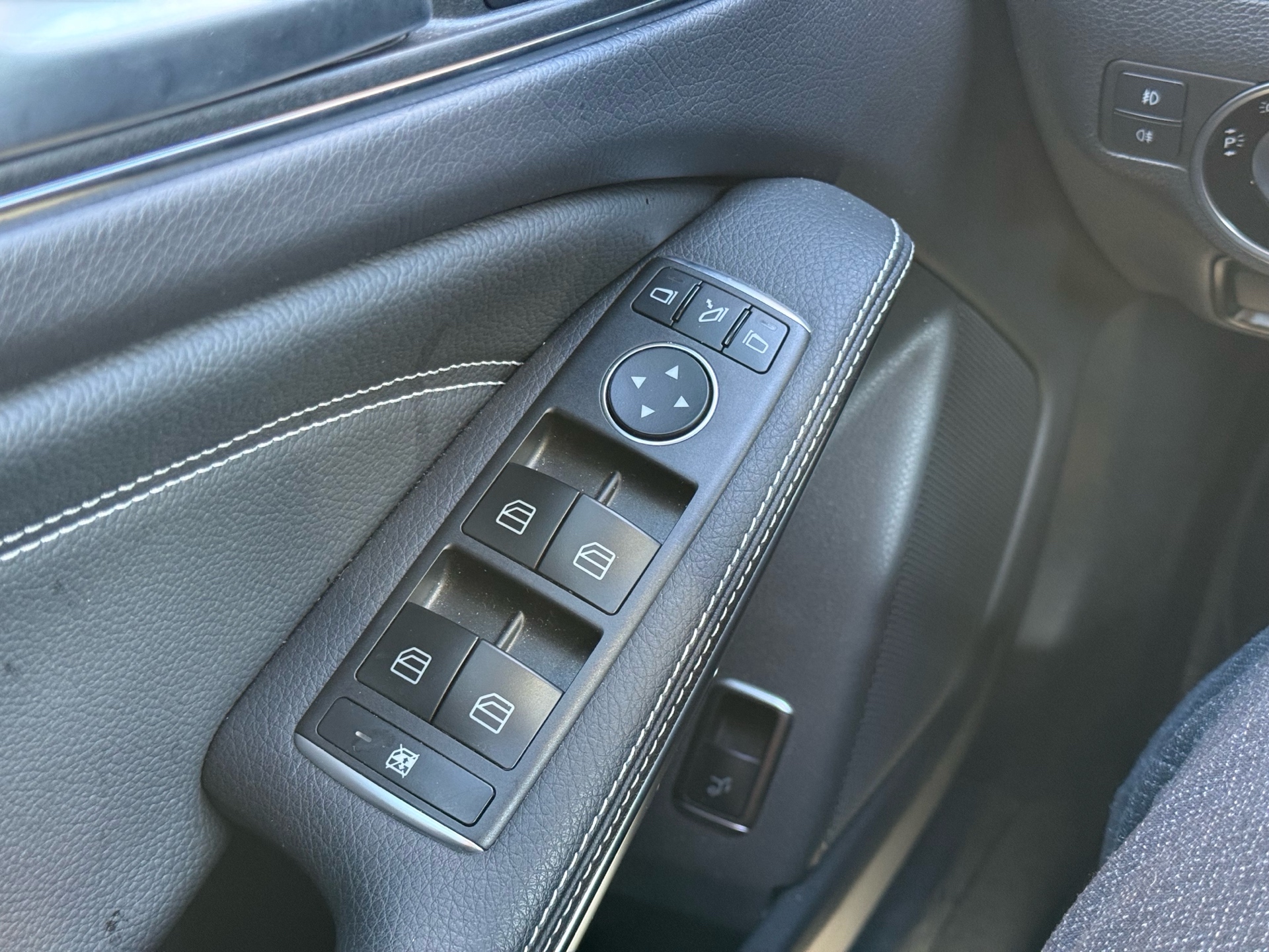 Vehicle photo 7