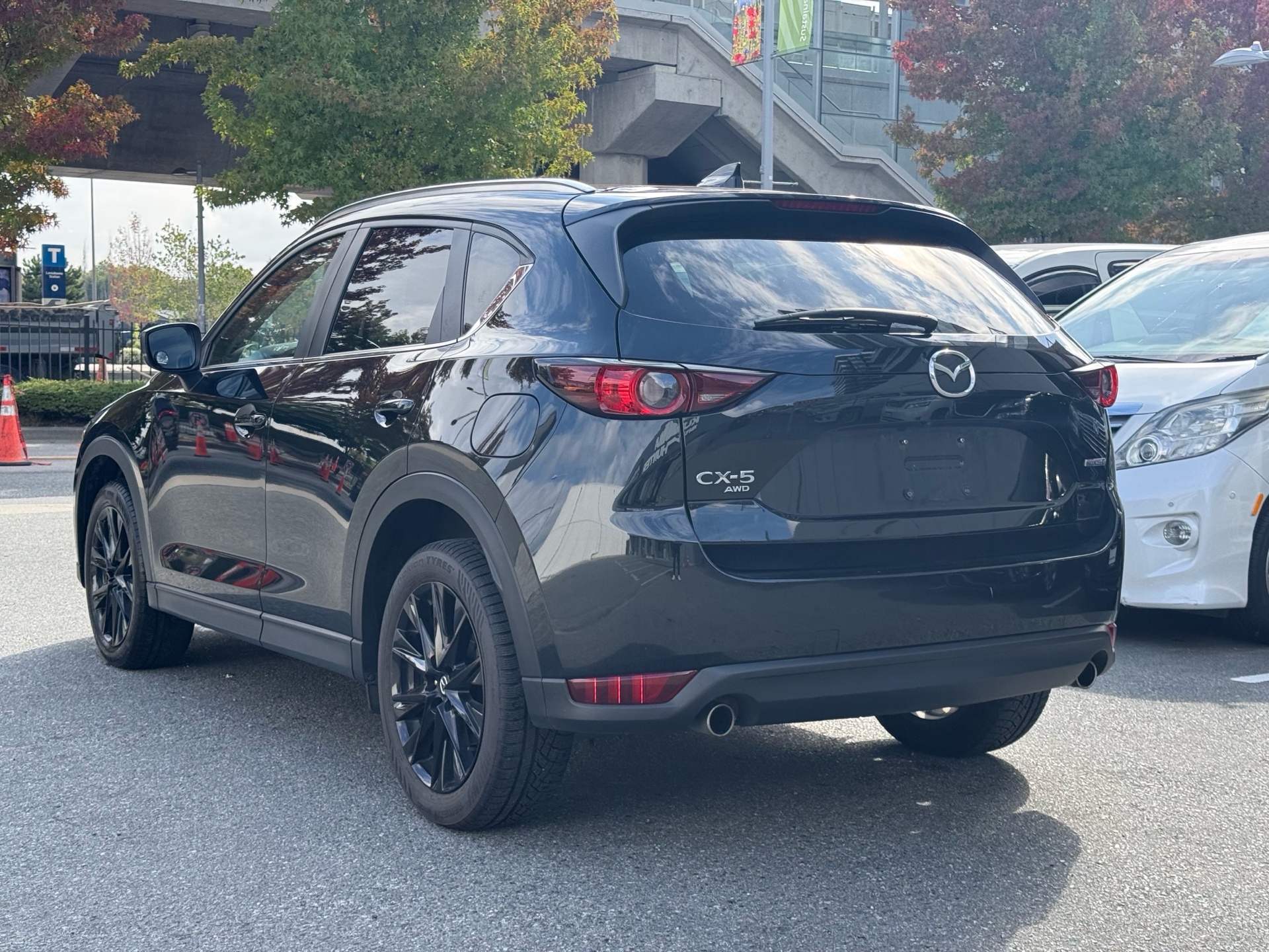 Vehicle photo 3