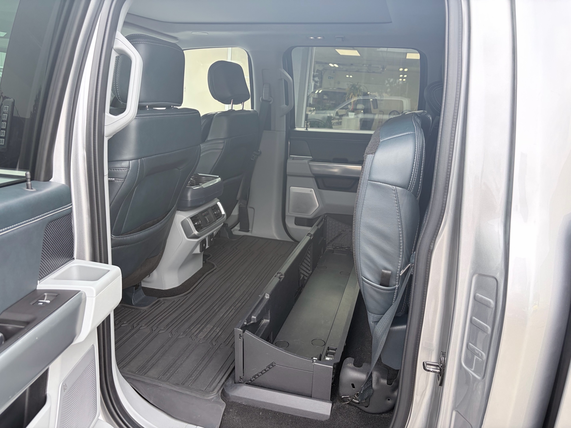 Vehicle photo 23