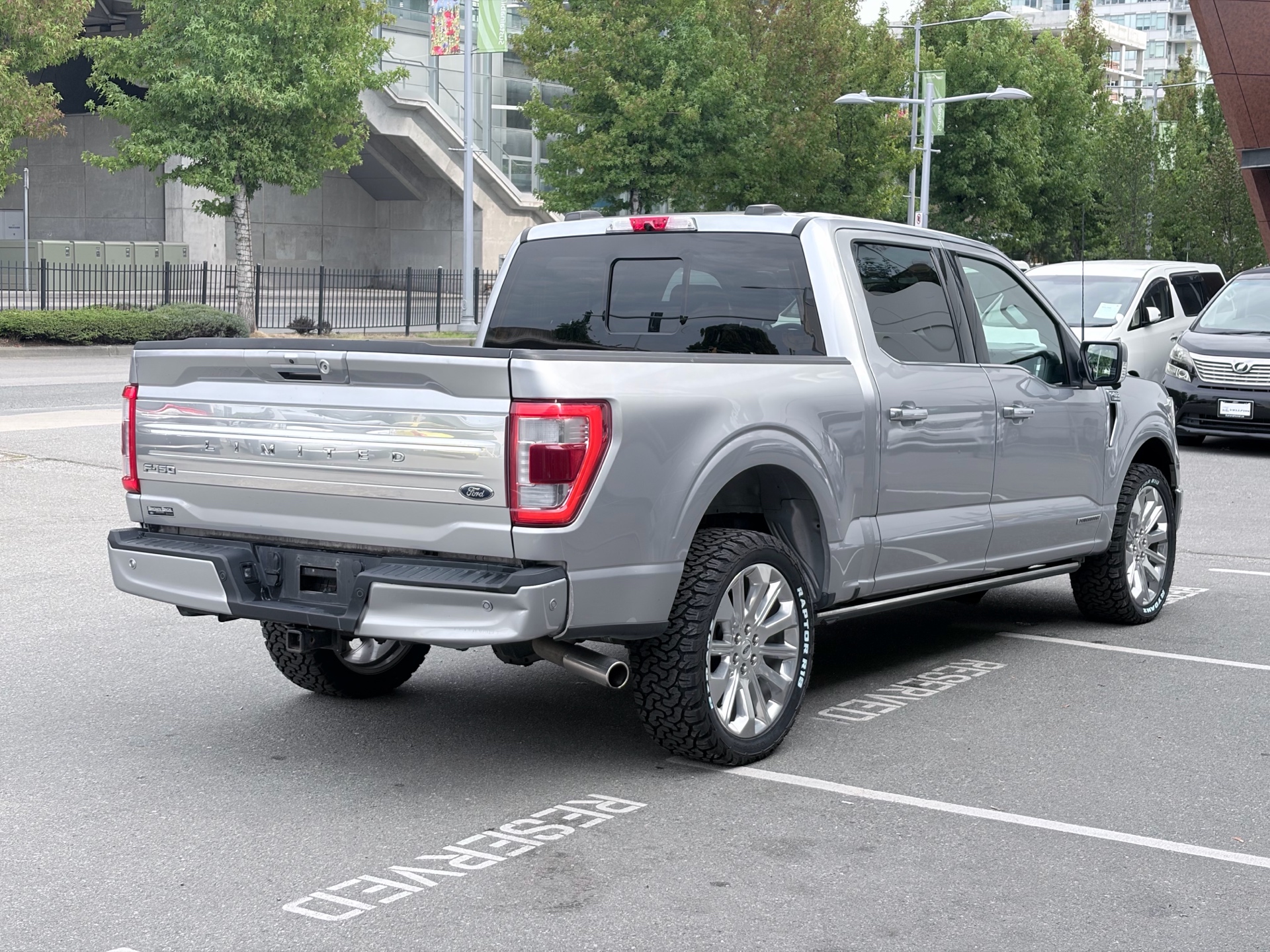 Vehicle photo 7