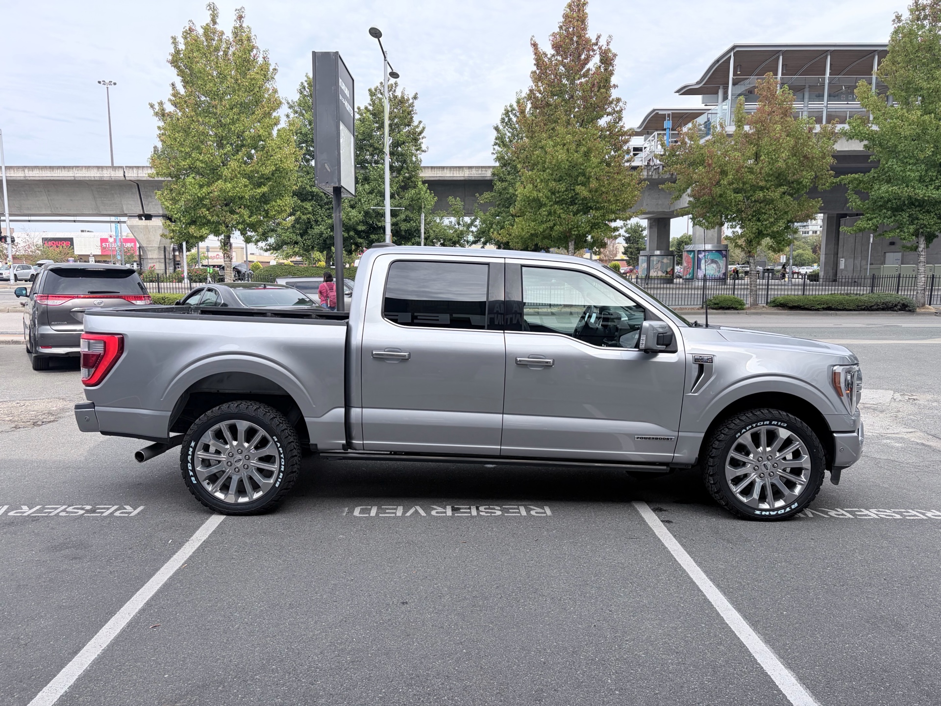 Vehicle photo 8