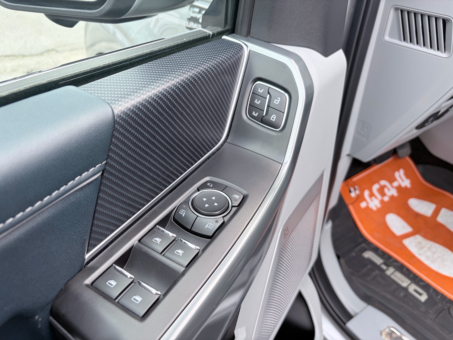 Vehicle photo 19