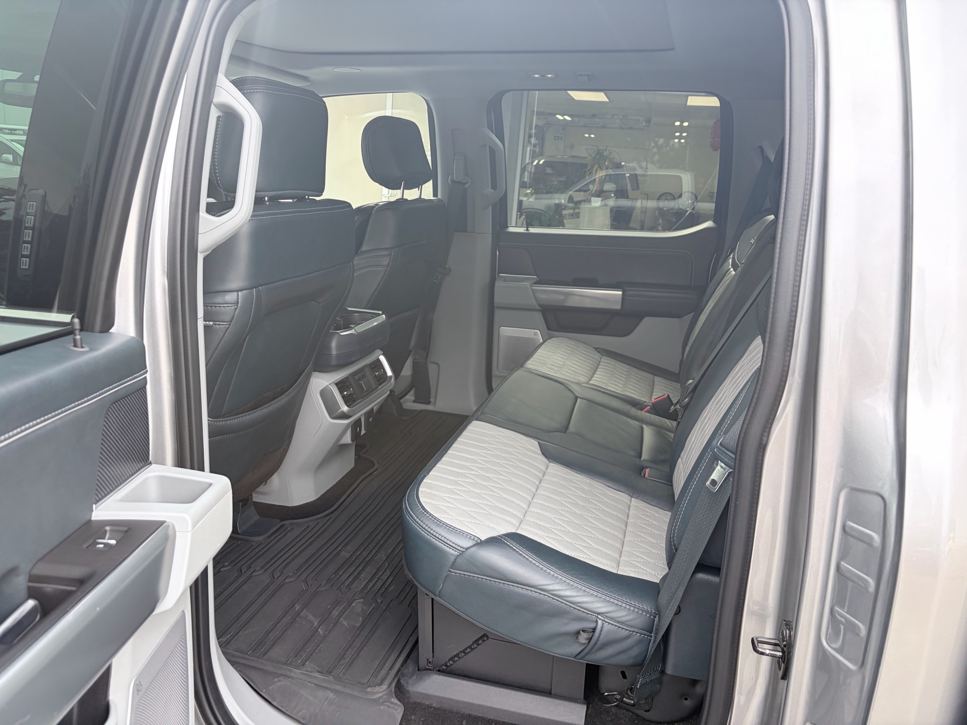Vehicle photo 22