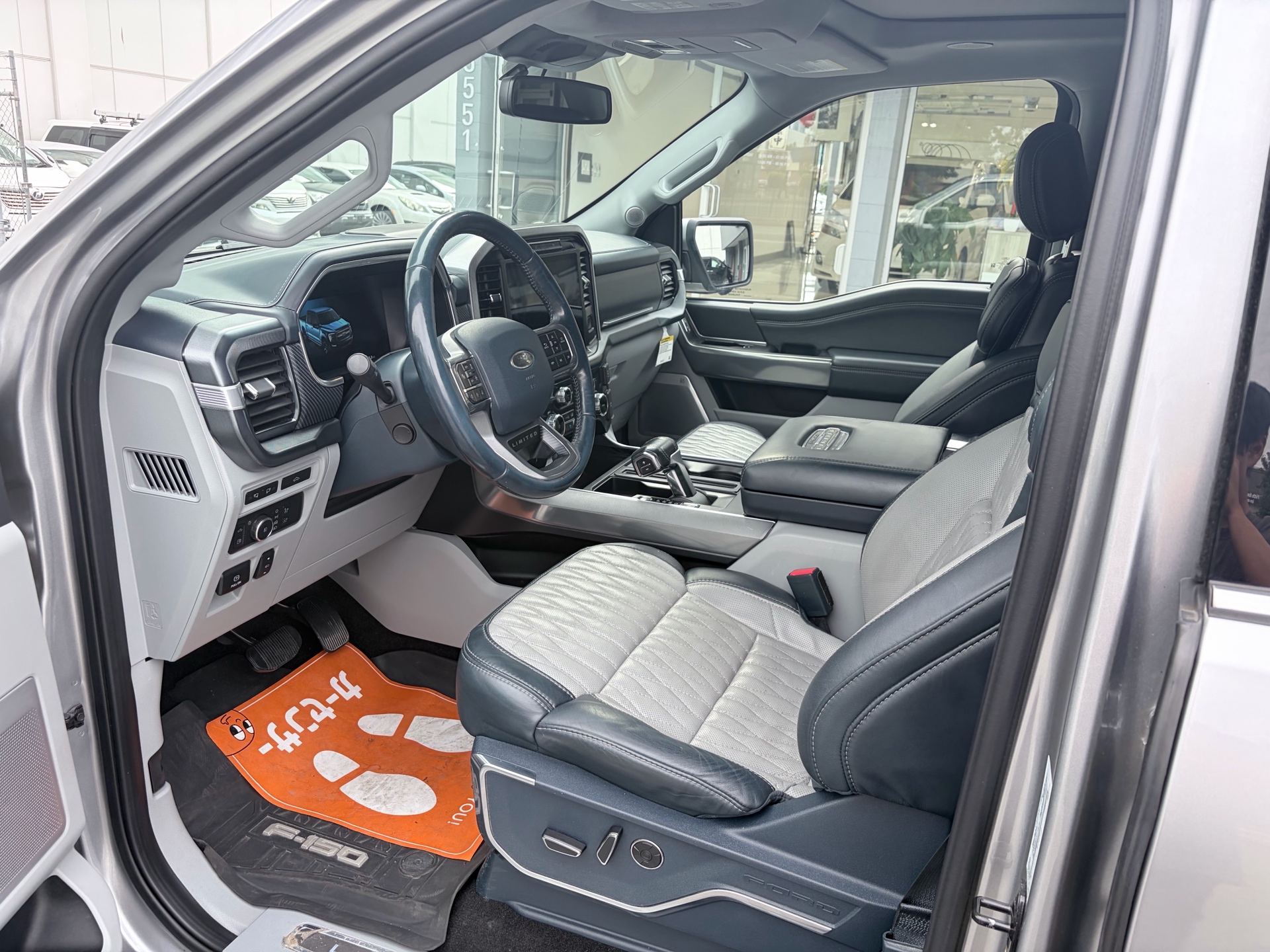 Vehicle photo 21