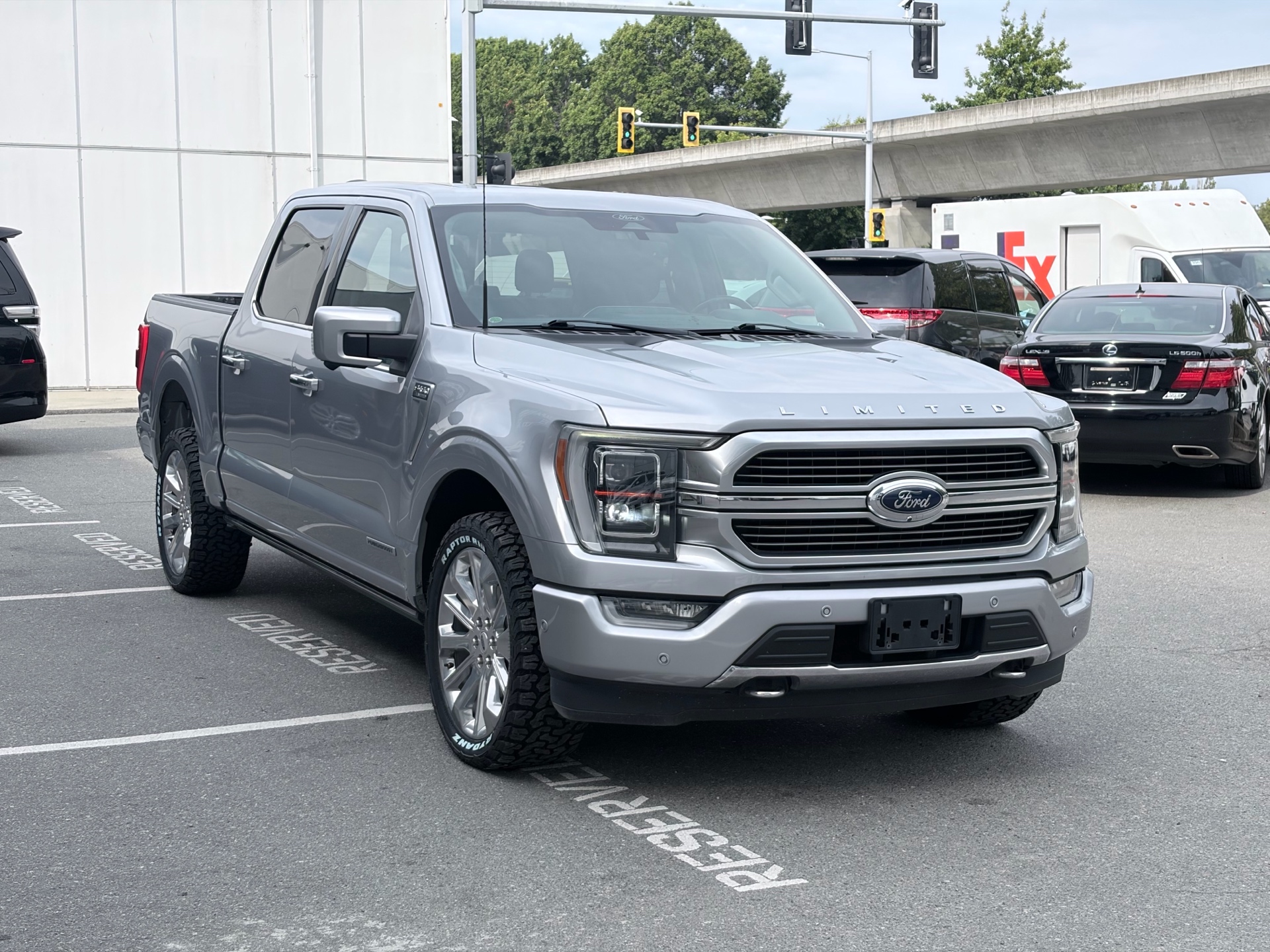 Vehicle photo 3