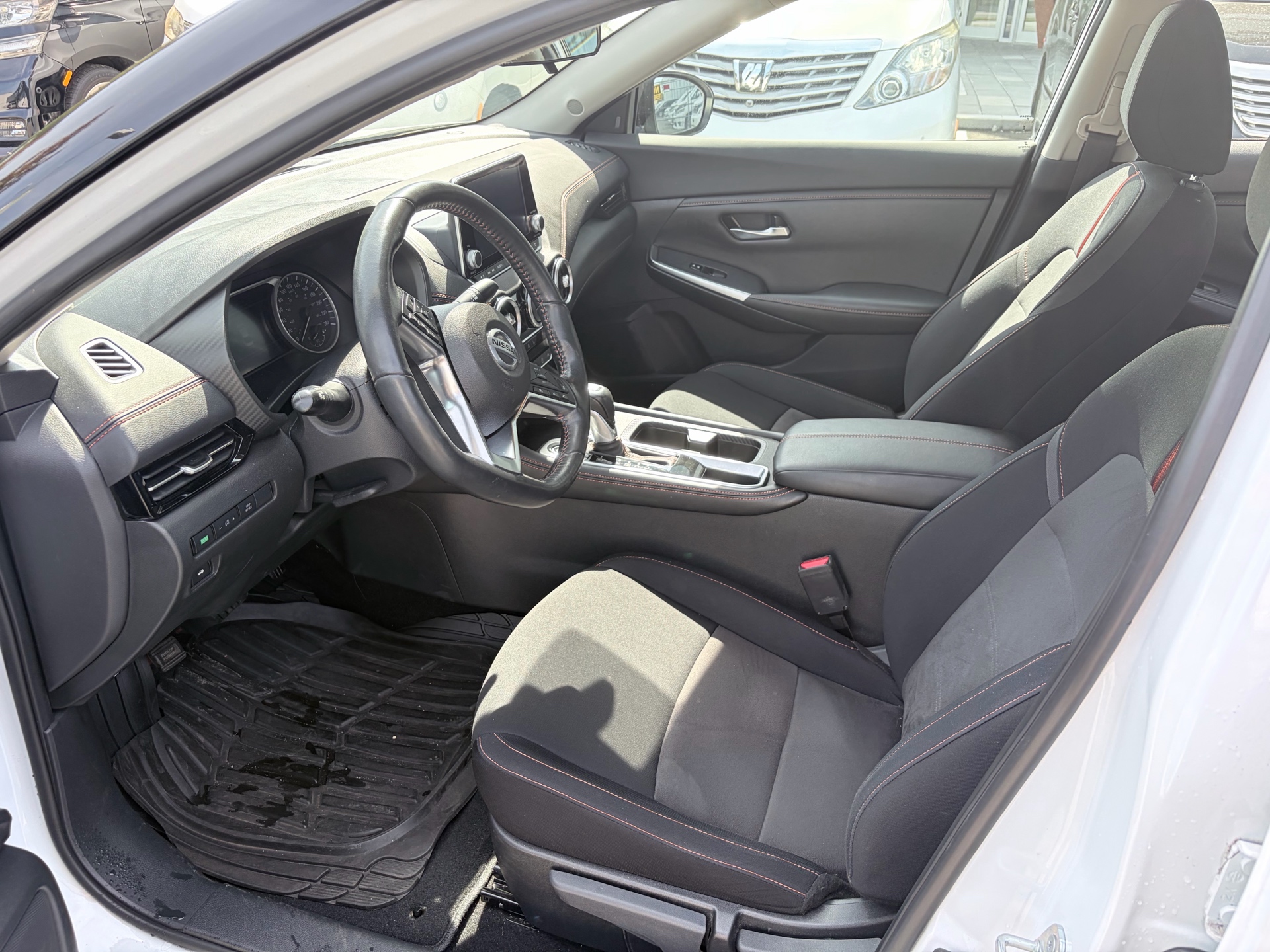 Vehicle photo 12