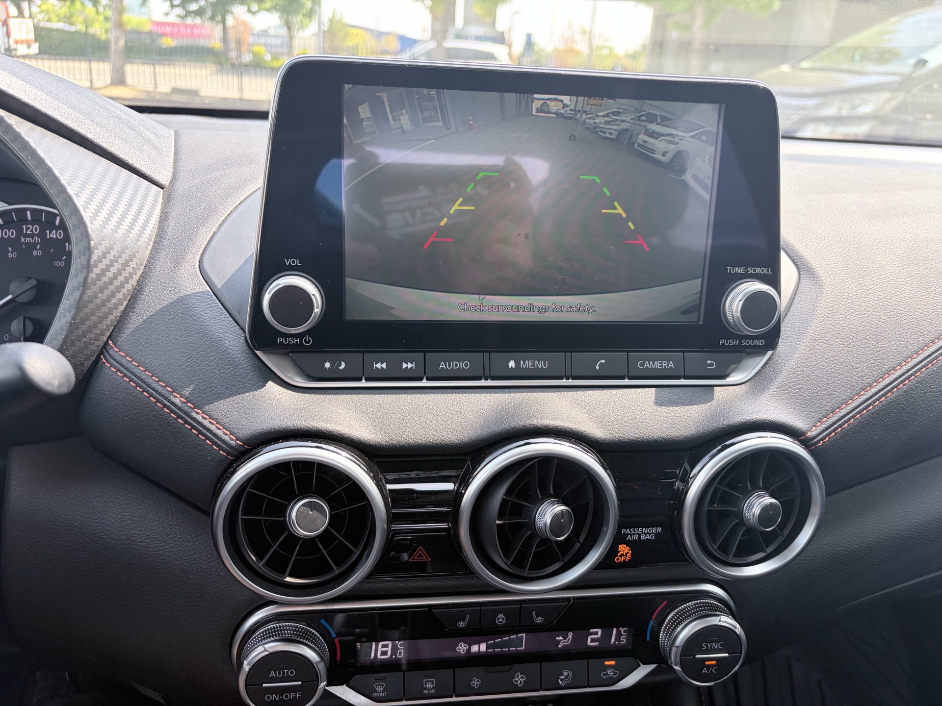 Vehicle photo 9