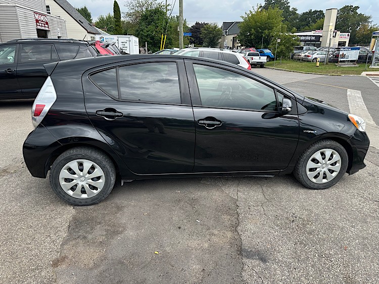 /mominautosales/2014-Toyota-PriusC-006948192930249286.jpg