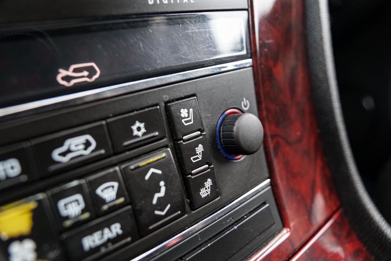 /ontarioqualitymotorsetobicoke/2010-Cadillac-Escalade-33358657235324474.jpg