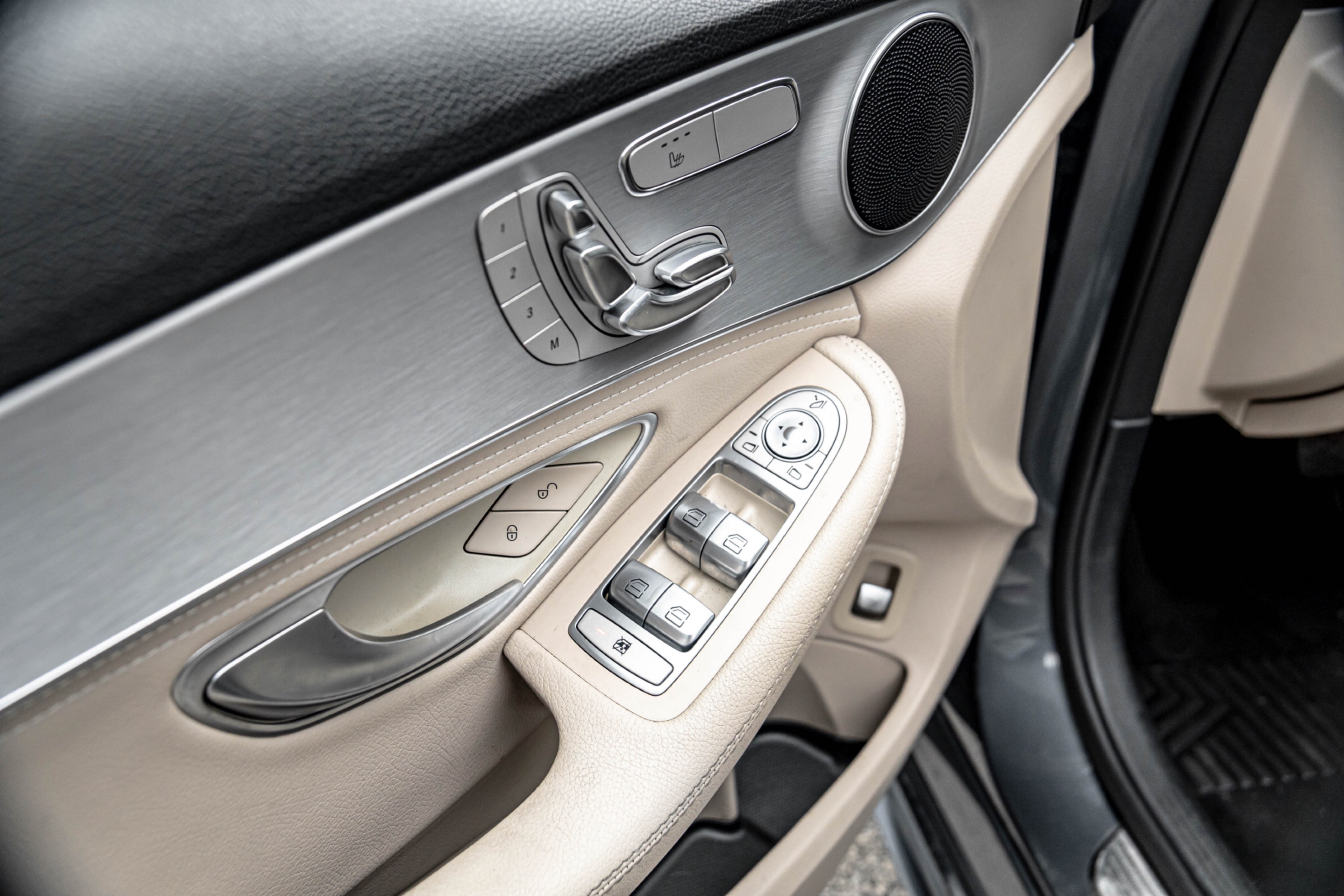 /ontarioqualitymotorsetobicoke/2015-Mercedes-Benz-C-Class-7890644586631745.jpg