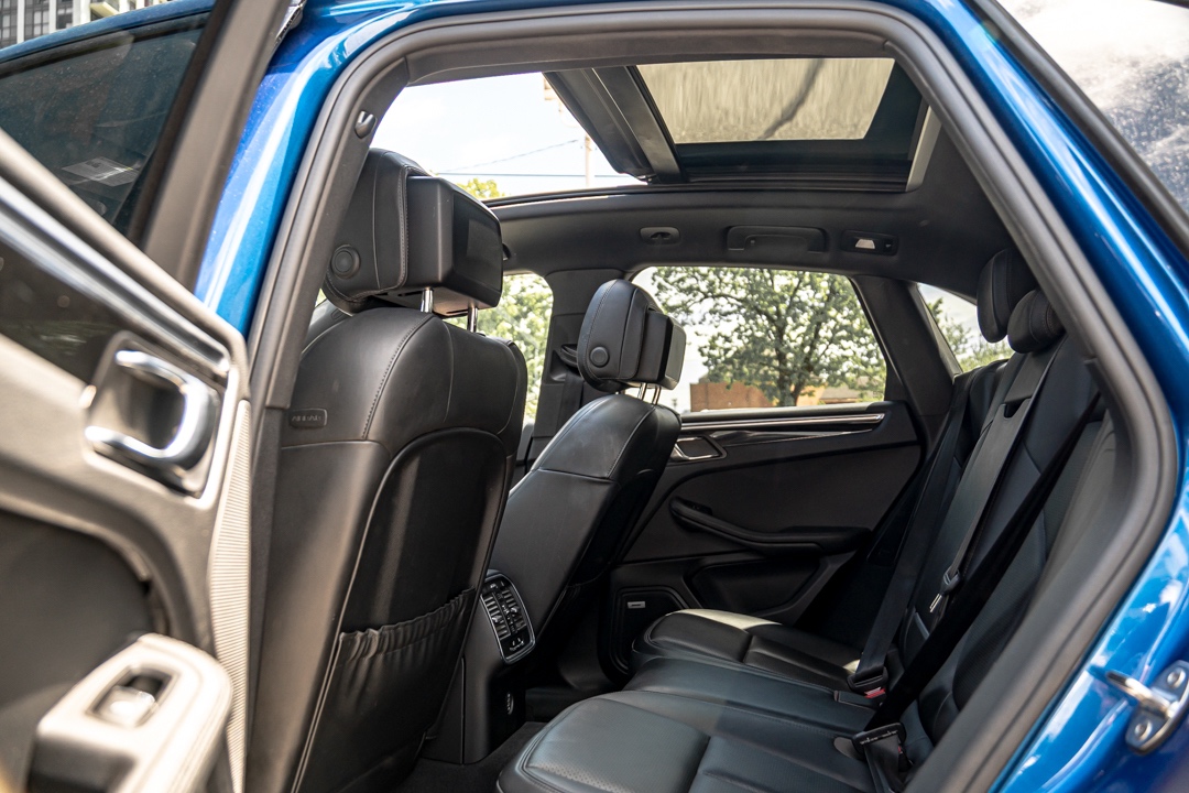 /ontarioqualitymotorsetobicoke/2018-Porsche-Macan-48251355759381287.jpg