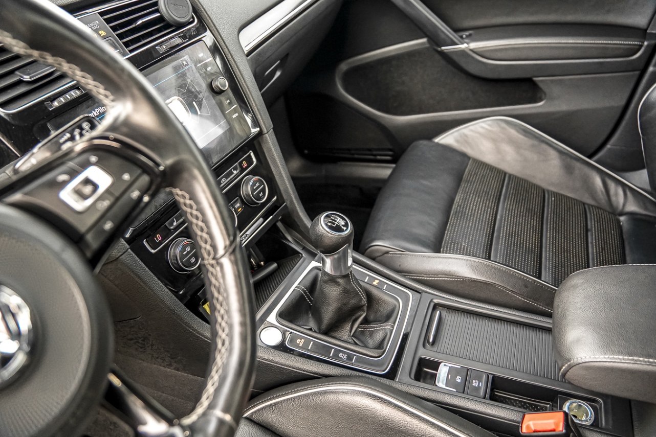 /ontarioqualitymotorsetobicoke/2018-Volkswagen-GolfR-13362266385925503.jpg