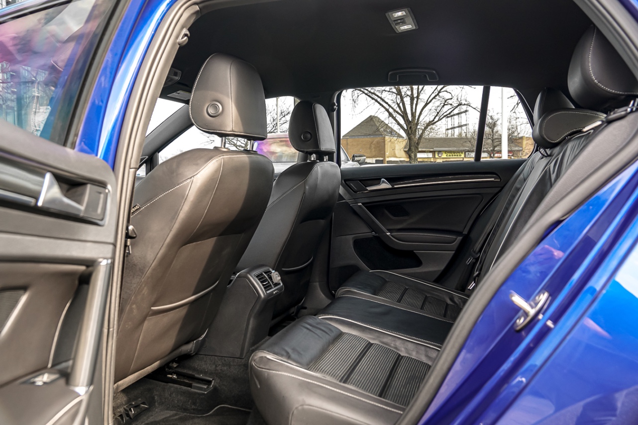 /ontarioqualitymotorsetobicoke/2018-Volkswagen-GolfR-25250974987670394.jpg
