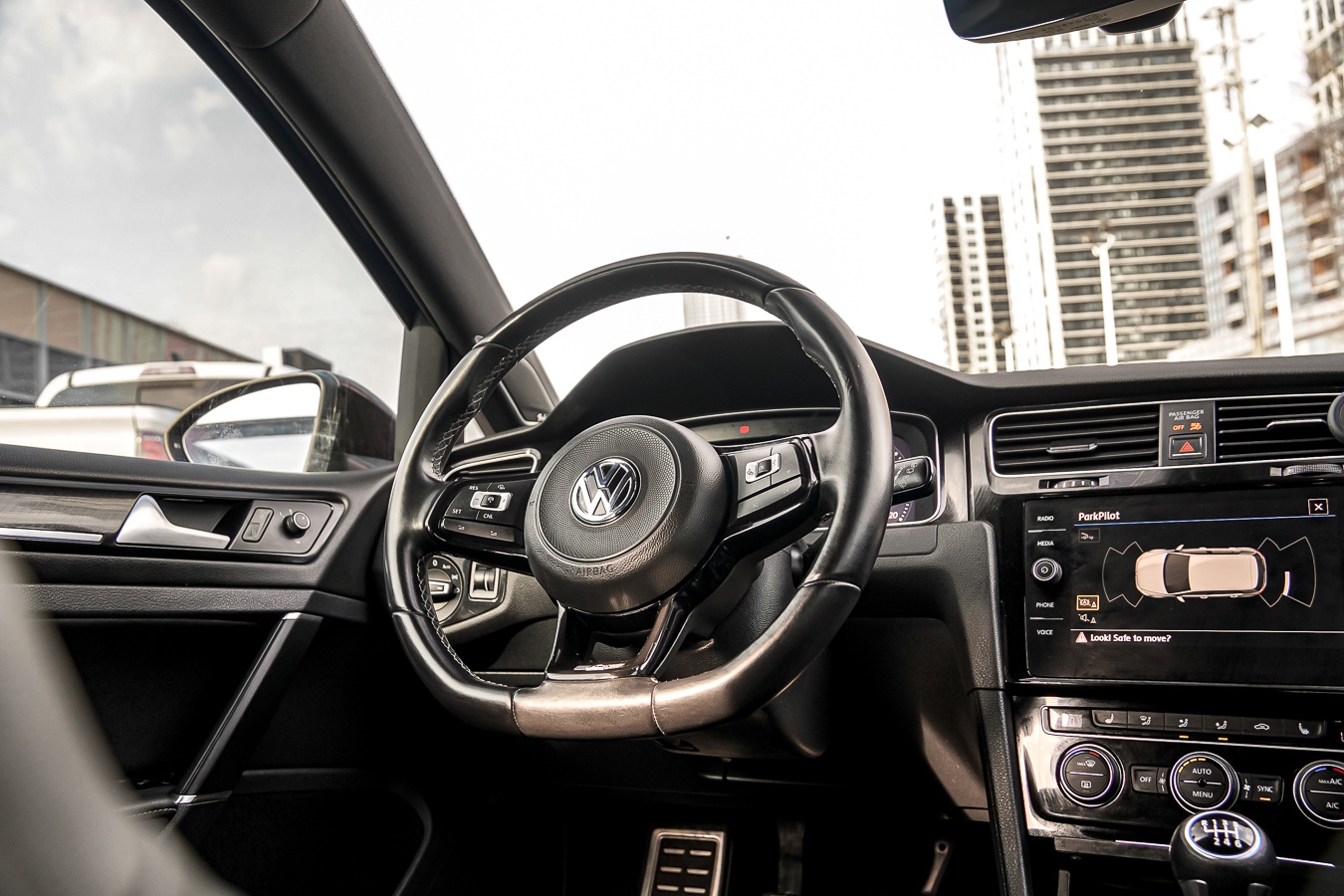 /ontarioqualitymotorsetobicoke/2018-Volkswagen-GolfR-7358811356690709.jpg