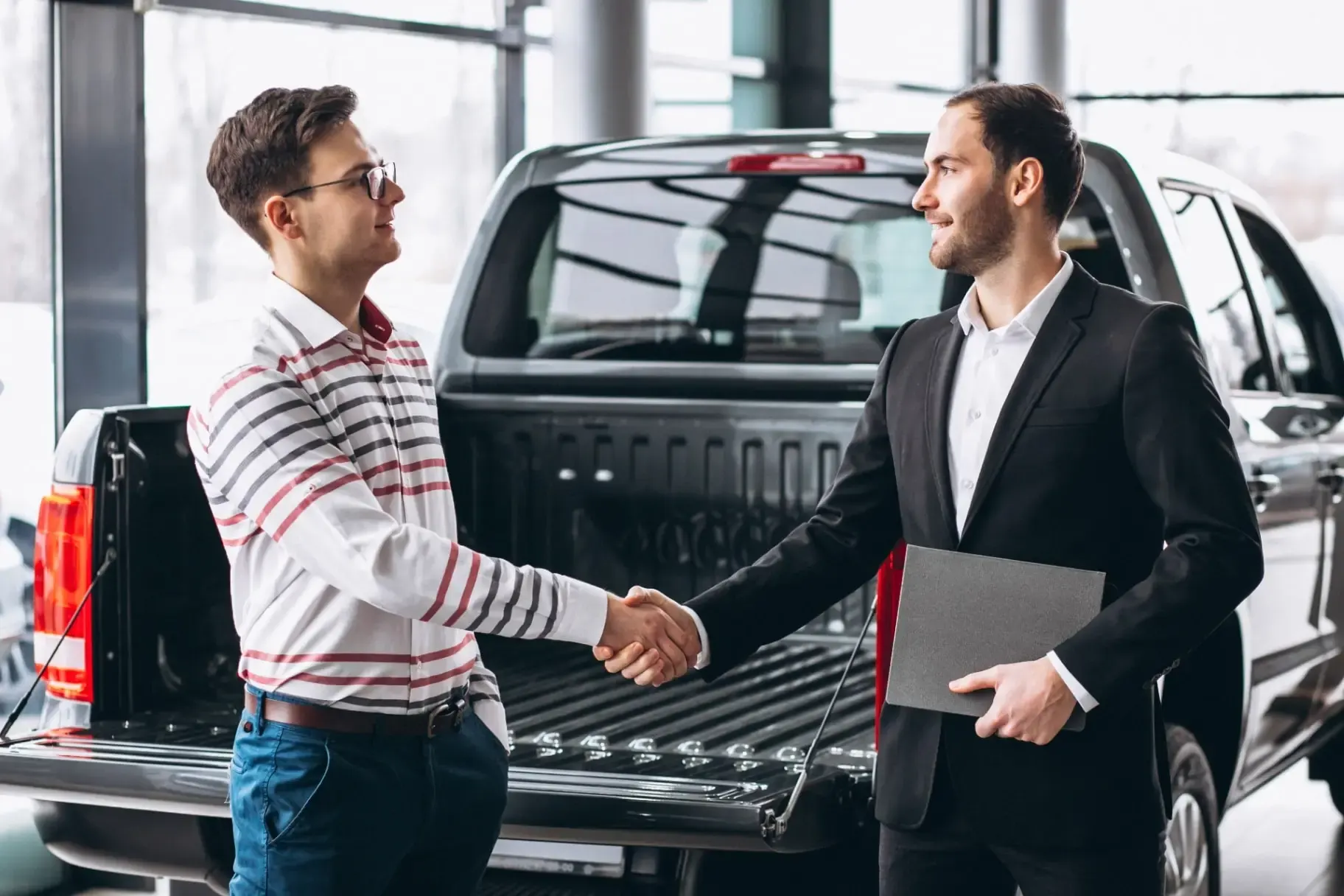 https://hillzcdn.ca/serenamotors/768329417768139-3059051806682116-man-buying-car-min.webp