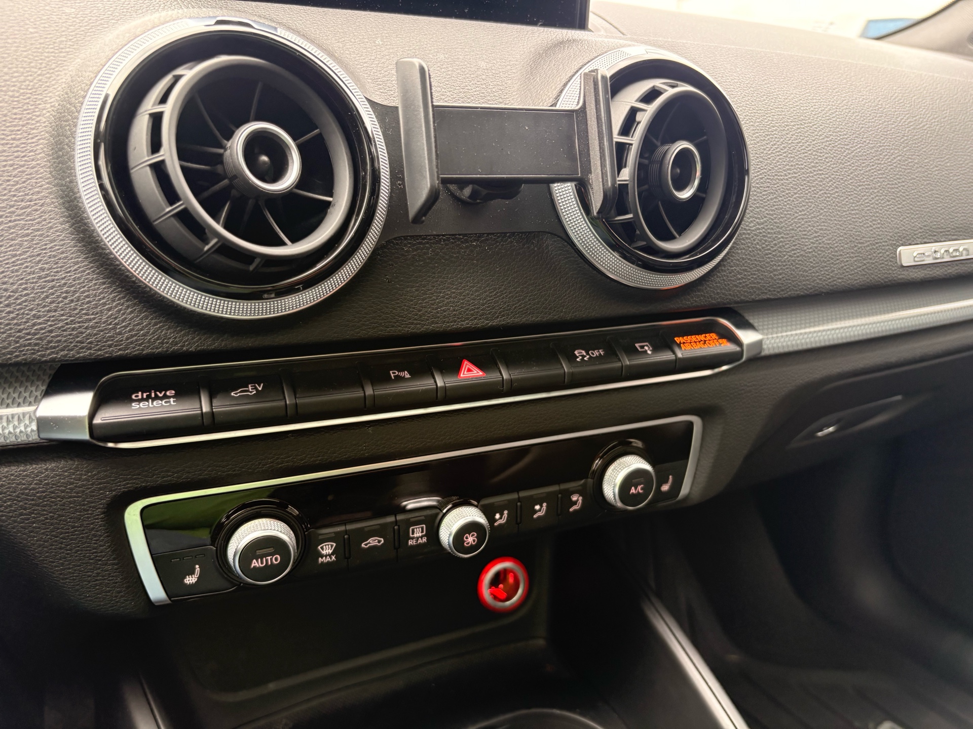 /skymotorscanada/2016-AUDI-A3E-TRON-13609130175237727.jpg