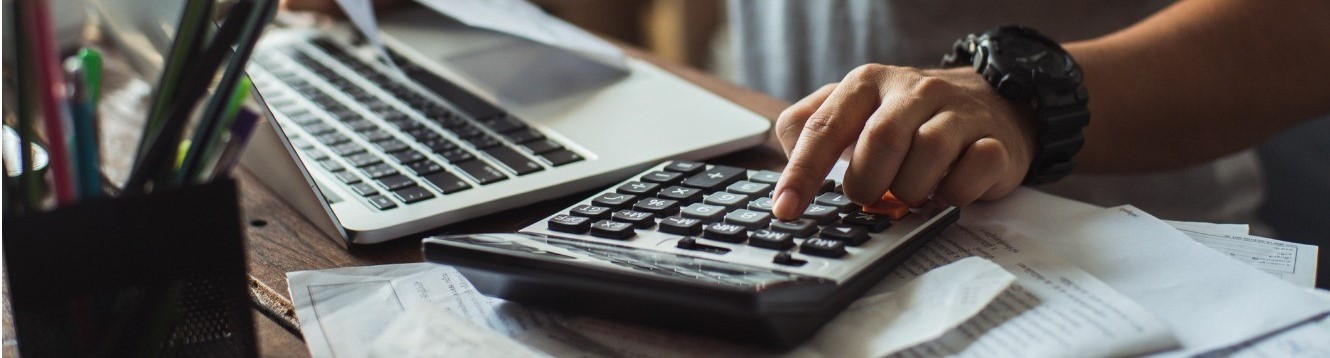 https://hillzcdn.ca/ssautosalesltd/23498160472538454-5368212674936179-men-is-calculating-the-cost-of-the-bill-she-is-pressing-the-picture-id933432008.jpg