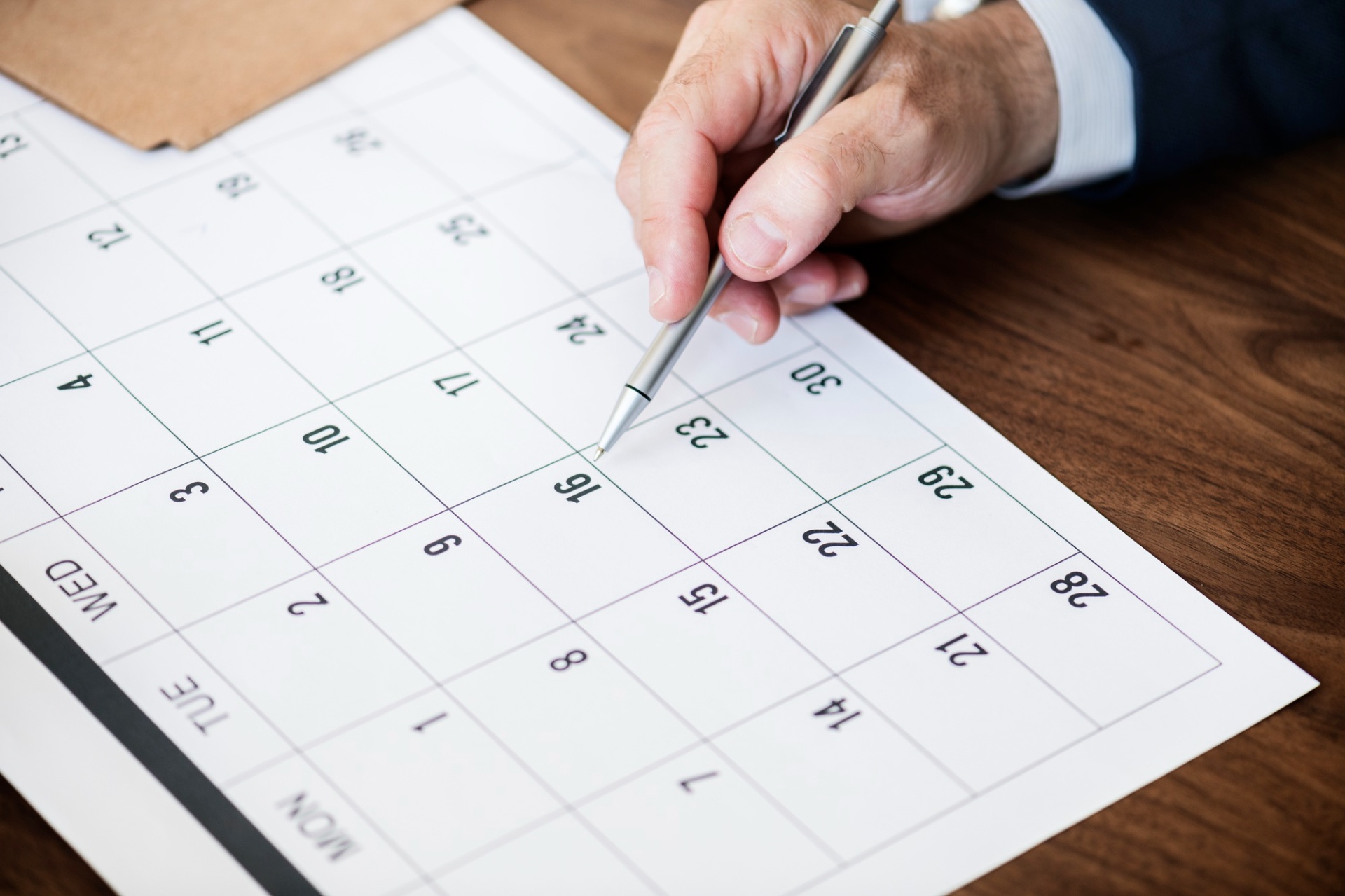 https://hillzcdn.ca/superiorauto/36834469480357646-businessman-marking-calendar-appointment_(1).jpg