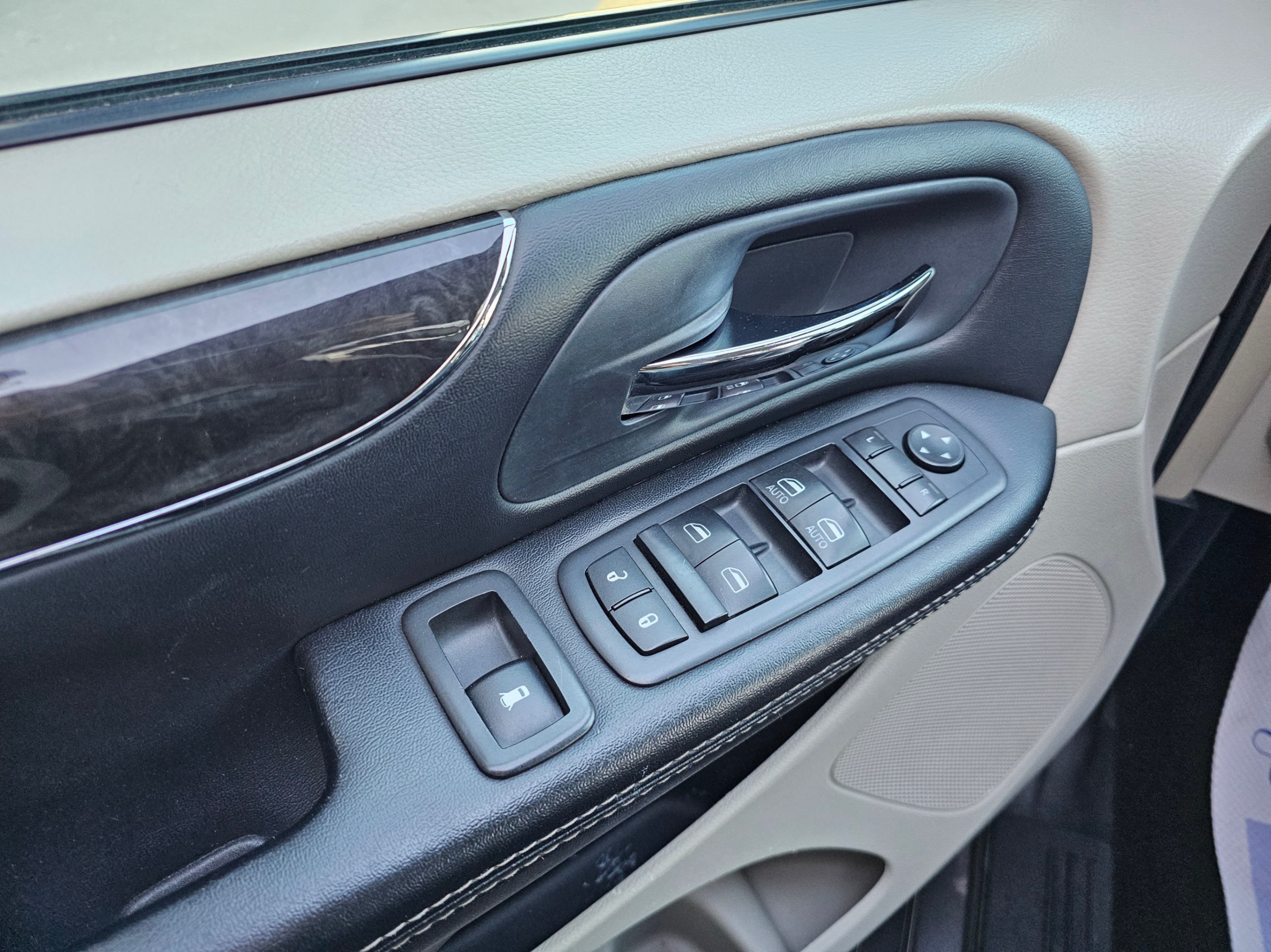 /todaysautosalesandservice/2016-Chrysler-Town&-03721840573622259.jpg