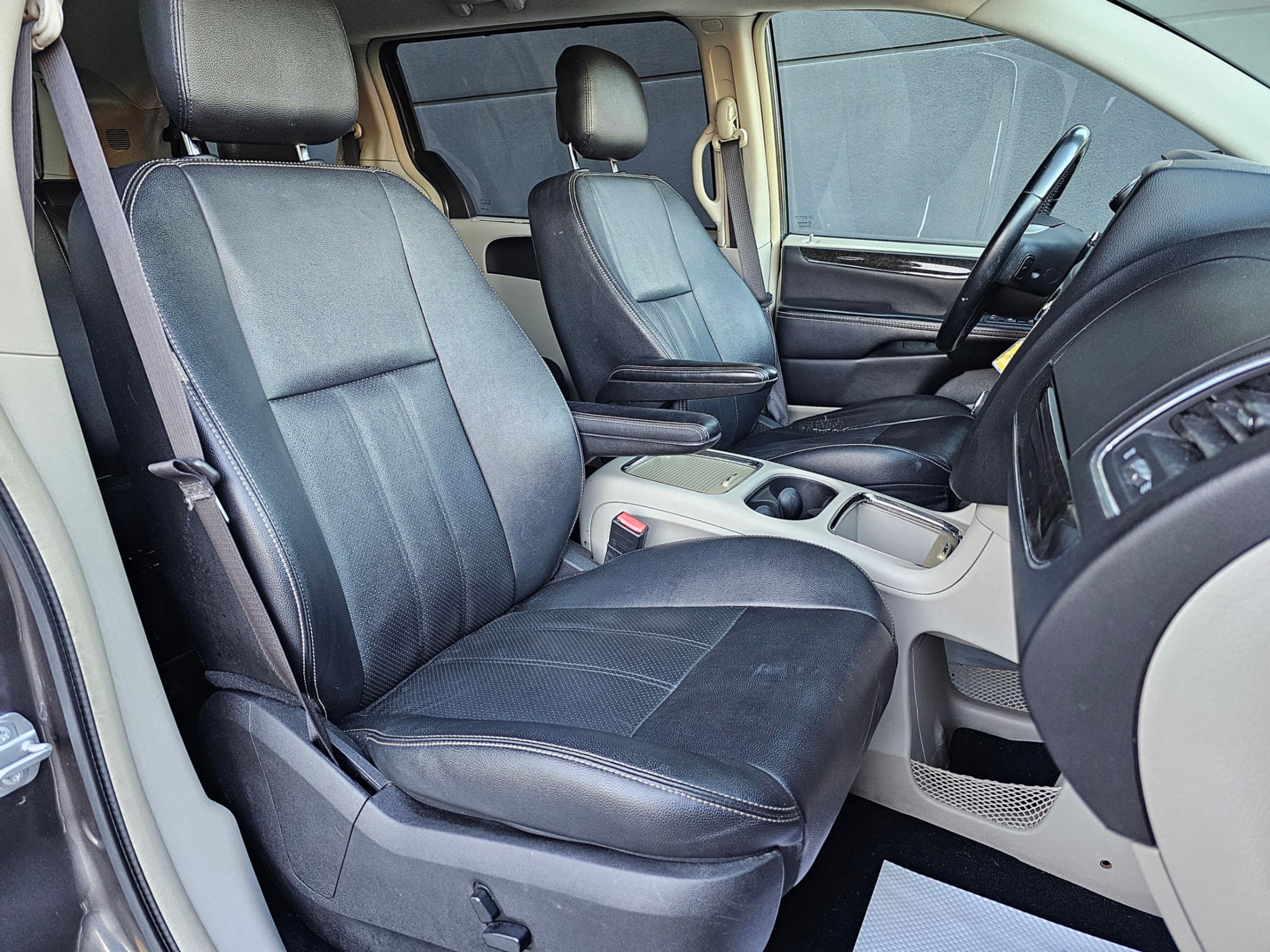 /todaysautosalesandservice/2016-Chrysler-Town&-5683663260797018.jpg